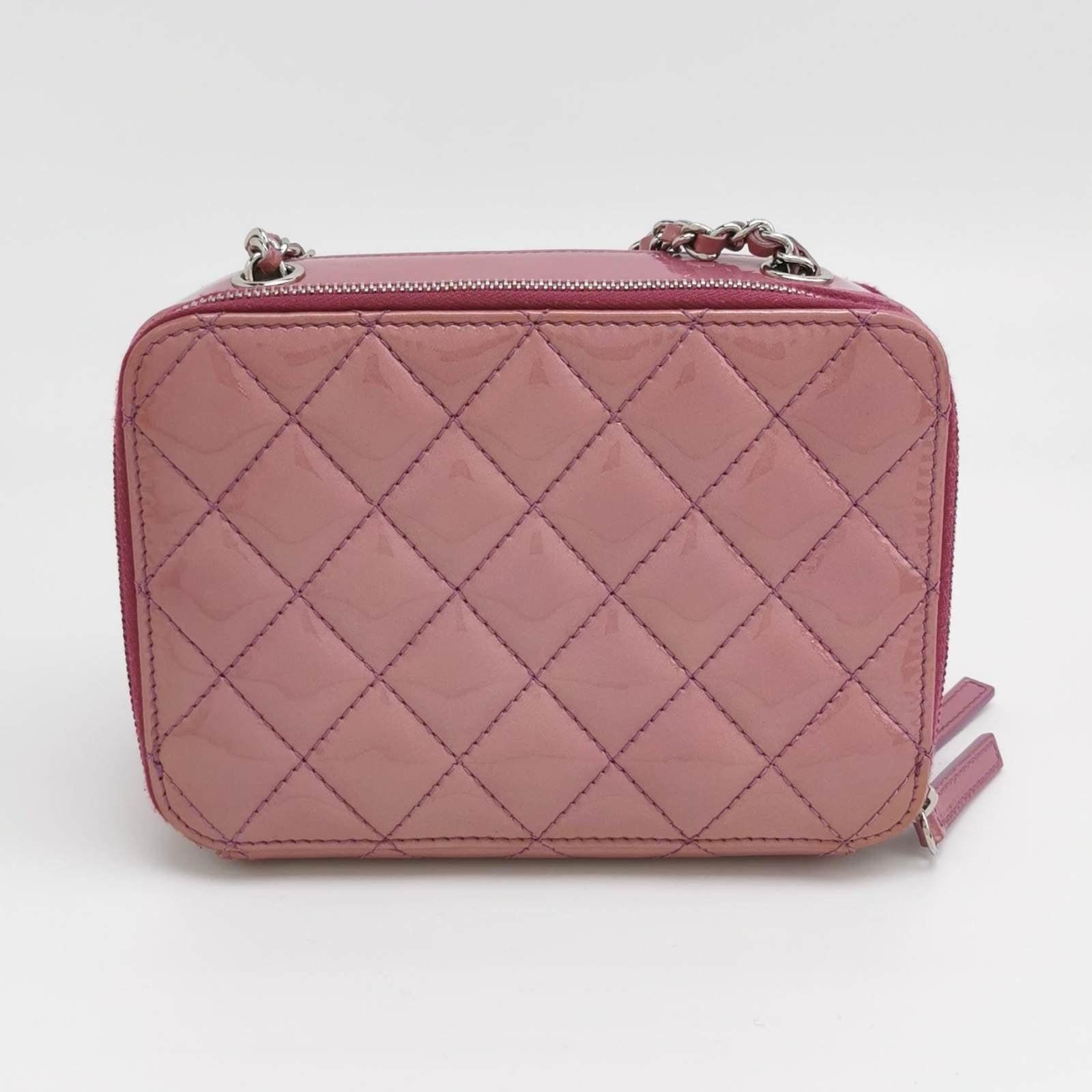 Chanel Tasche Box Kameratasche 2014-2015 Kleine rosa Lavendar Lackleder im Zustand „Hervorragend“ im Angebot in AUBERVILLIERS, FR