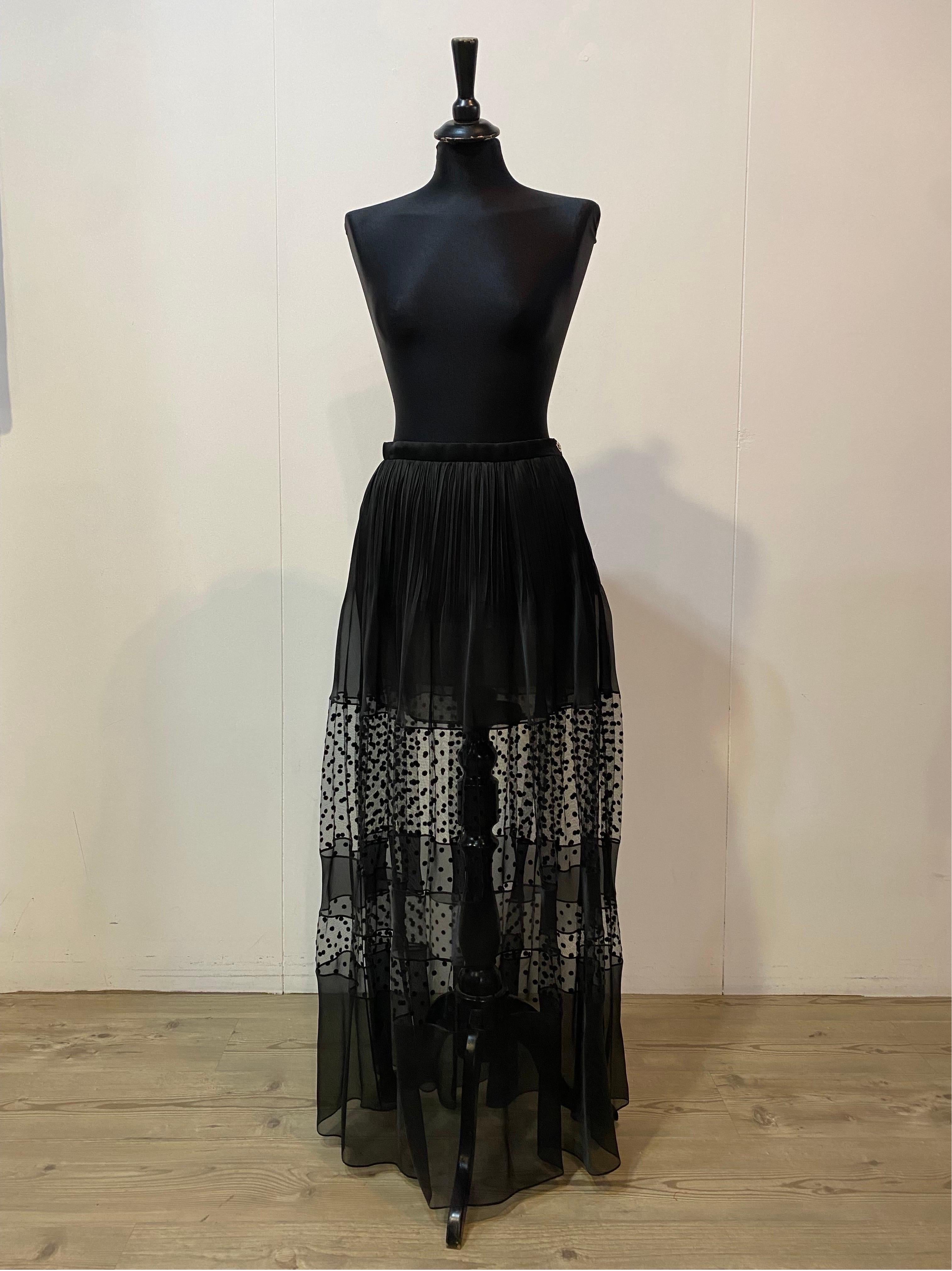 Long Chanel skirt with transparencies.
Very nice details.
Made of 100% silk. Lined.
Side zip and branded button closure.
Size 36 fr which corresponds to an Italian 40.
Waist 35cm
Length 112 cm
Excellent general conditions. Like New.