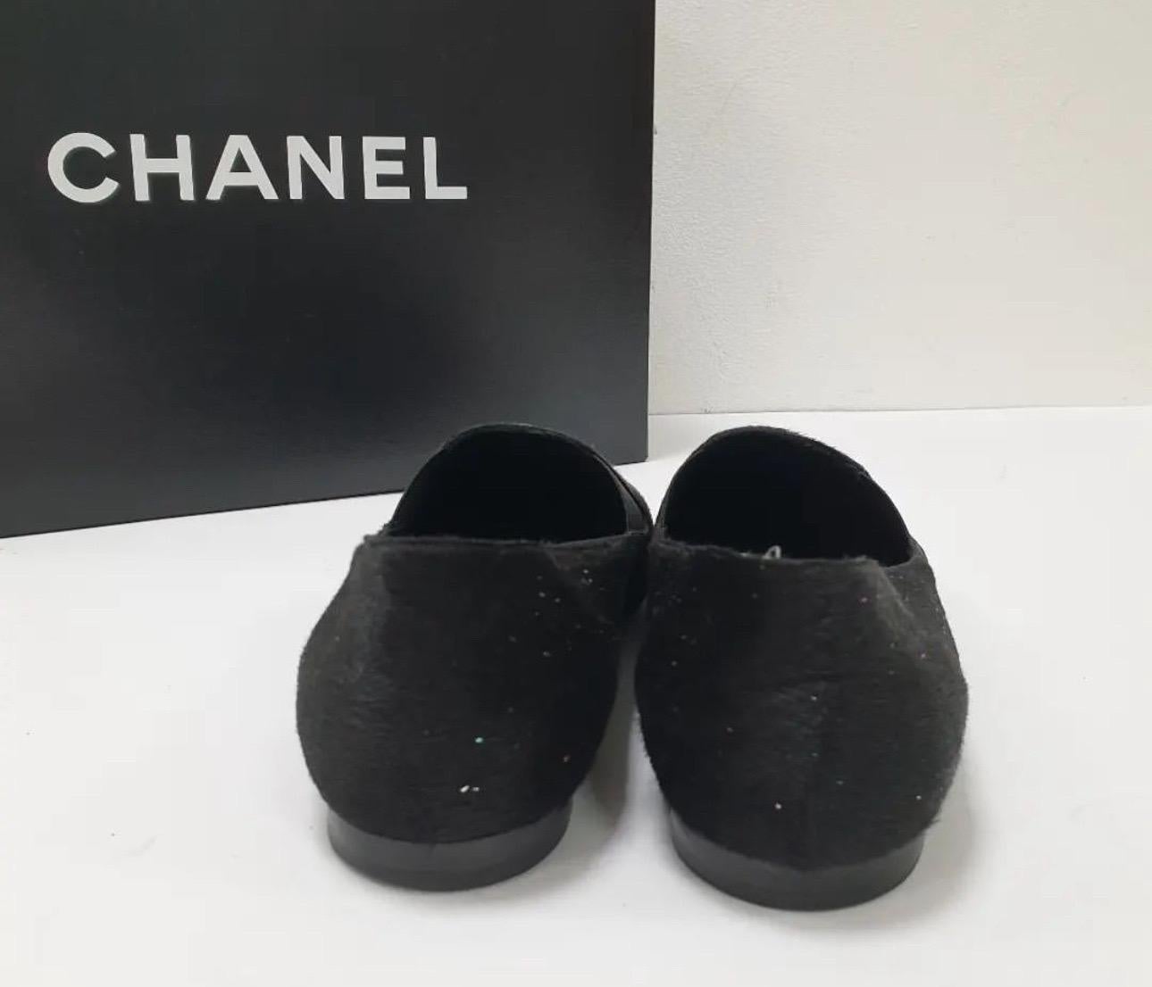 Mocassins Chanel CC en taille 37.5

- Fourrure de poney noire

- Logo Chanel sur la pointe des orteils en argent

- Elastique autour du souffle de la chaussure pour plus de confort

Très bon état.

Pas de boîte. Pas de sac à poussière.