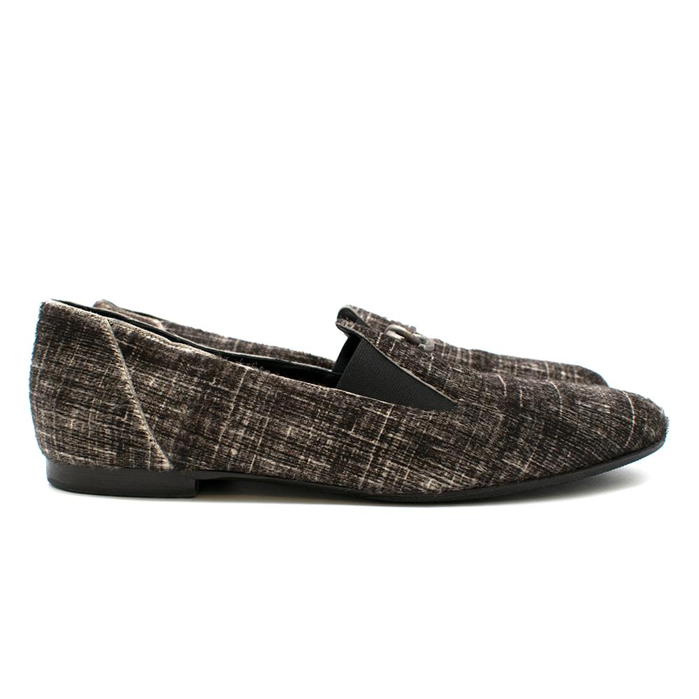 Chanel CC Loafers in size 38.5 (5.5)

- Cross pattern with pony fur in a tan/dark brown colour.

- Chanel logo on the point of toes in silver

- Elastic around the breath of the shoes for comfortability

