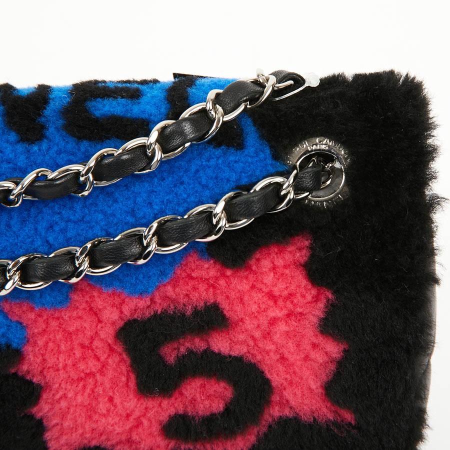 CHANEL Pop Art N°5 Tasche aus Graffiti-Leder und Shearling-Stoff im Zustand „Neu“ in Paris, FR