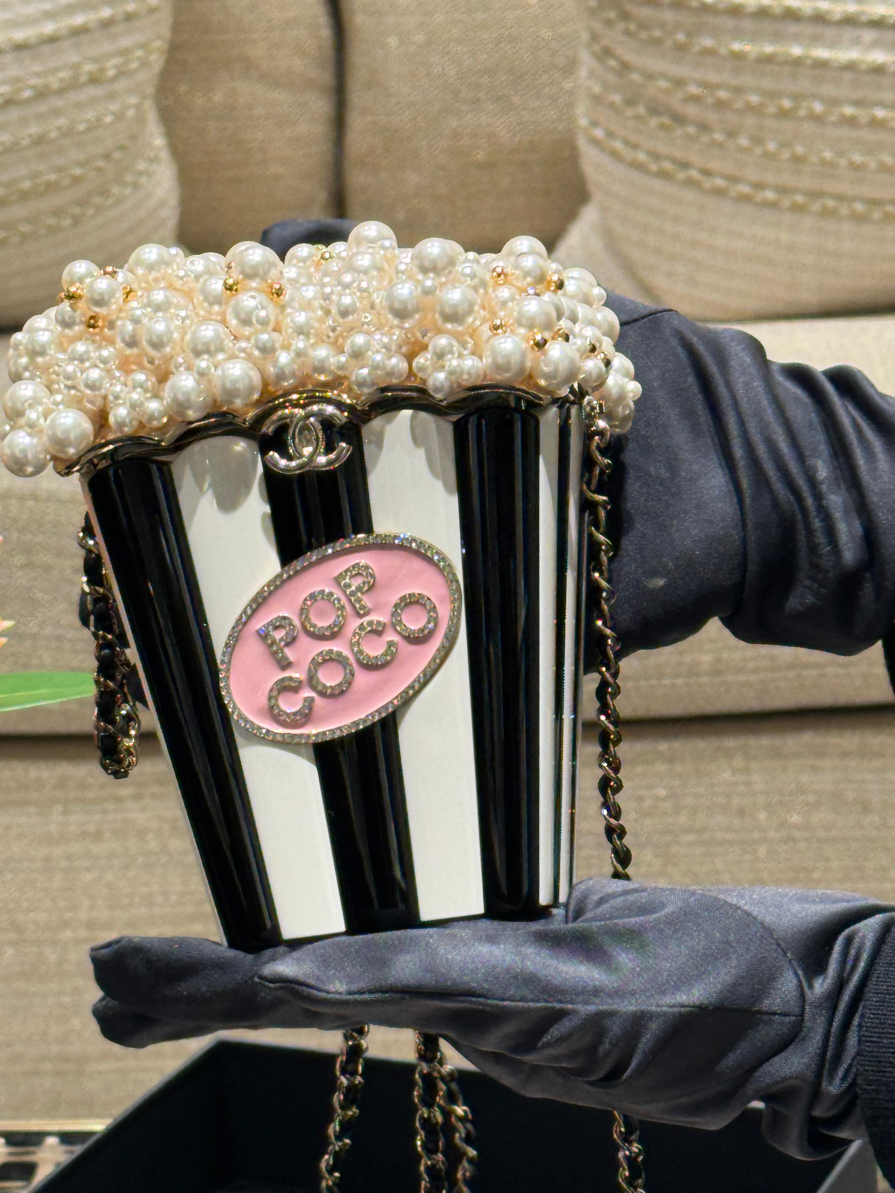 Chanel Popcorn Minaudiere Tasche Brandneu, limitierte Auflage
Chanel FALL-WINTER 2024/25

POPCORN-MINAUDIERE

Harz, Emaille, Imitationsperlen und goldfarbenes Metall

Weiß, Schwarz & Hellrosa


Sehr begrenzt, nur an VIP-Kunden verkauft


Komplette
