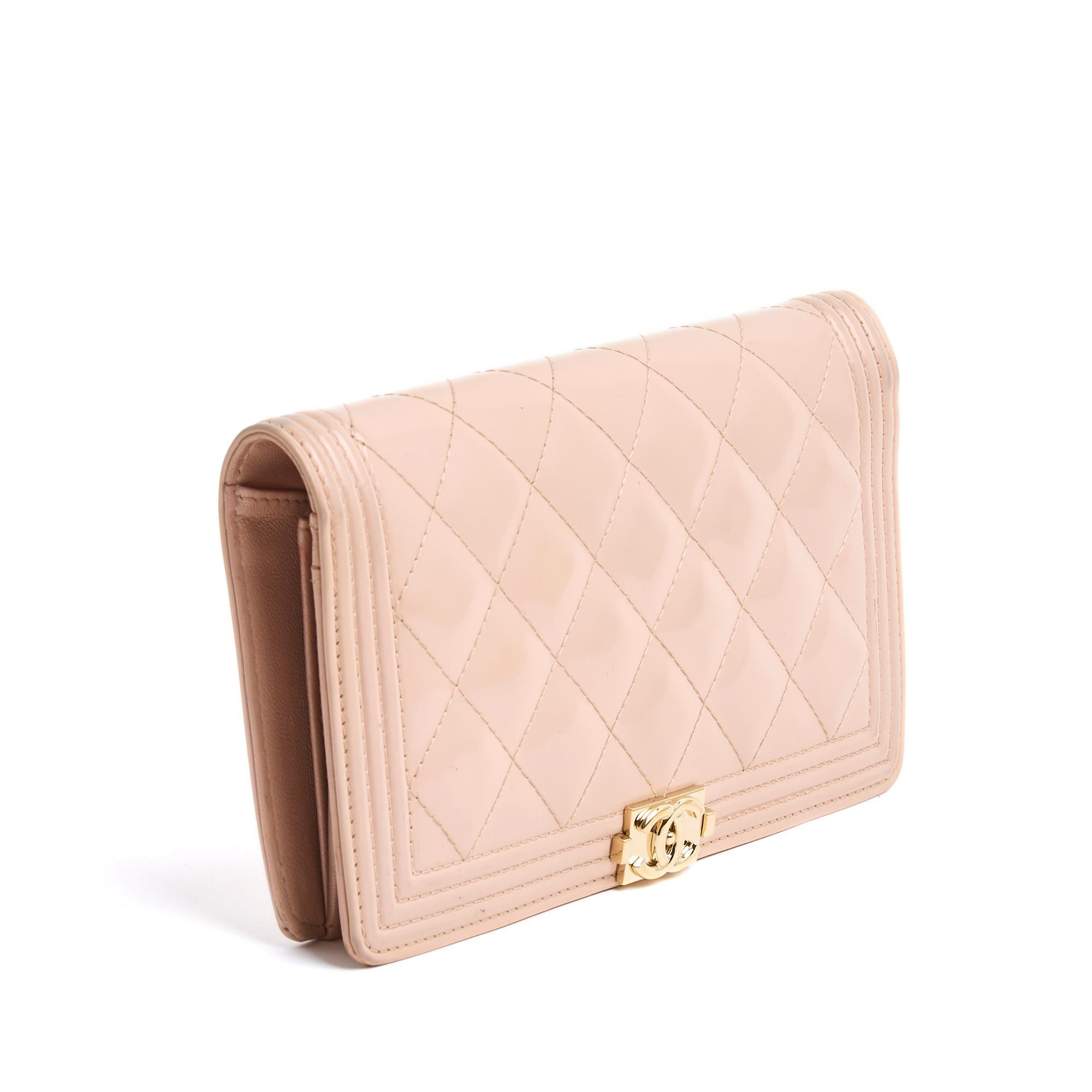 Chanel Classic series compact wallet in black quilted leather composed of a coin purse, burgundy leather interior, closed by a gold metal zip, and a large compartment, also in burgundy leather, 2 x 5 card slots, 4 ticket or paper slots and a very