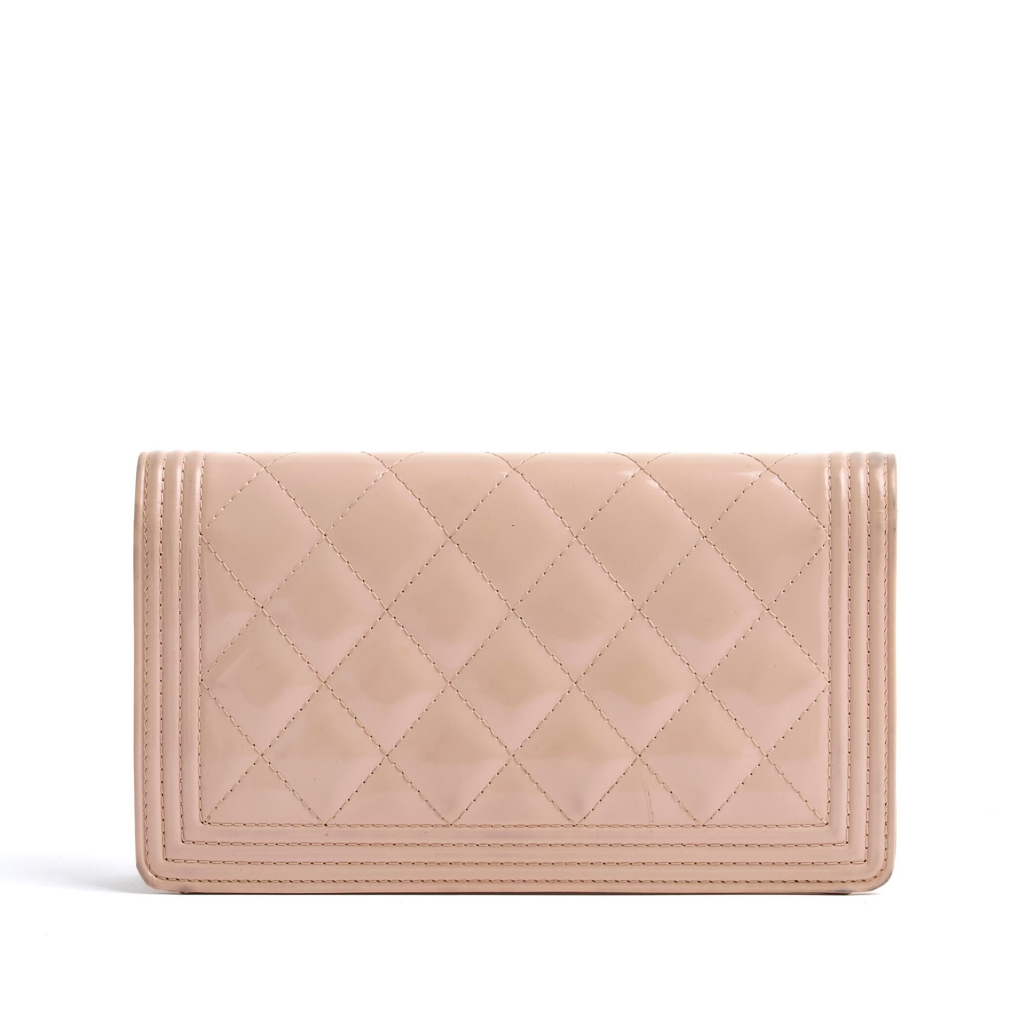 Beige Chanel Portefeuille Boy Pink Patent Leather Wallet in box For Sale