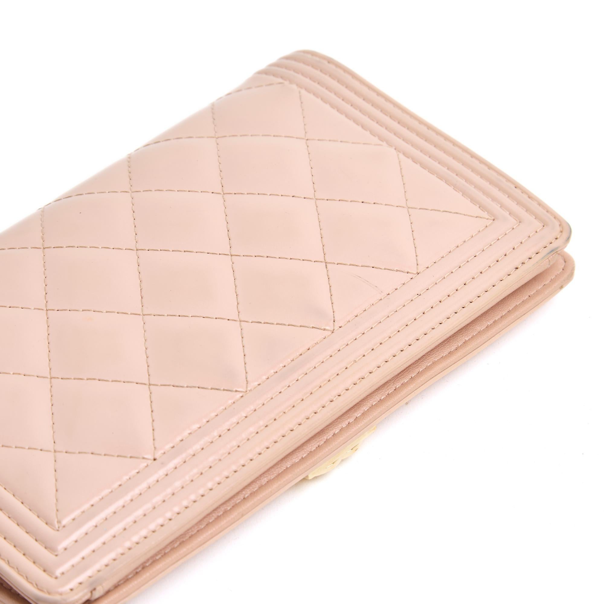 Chanel Portefeuille Boy Pink Patent Leather Wallet in box In Good Condition For Sale In PARIS, FR