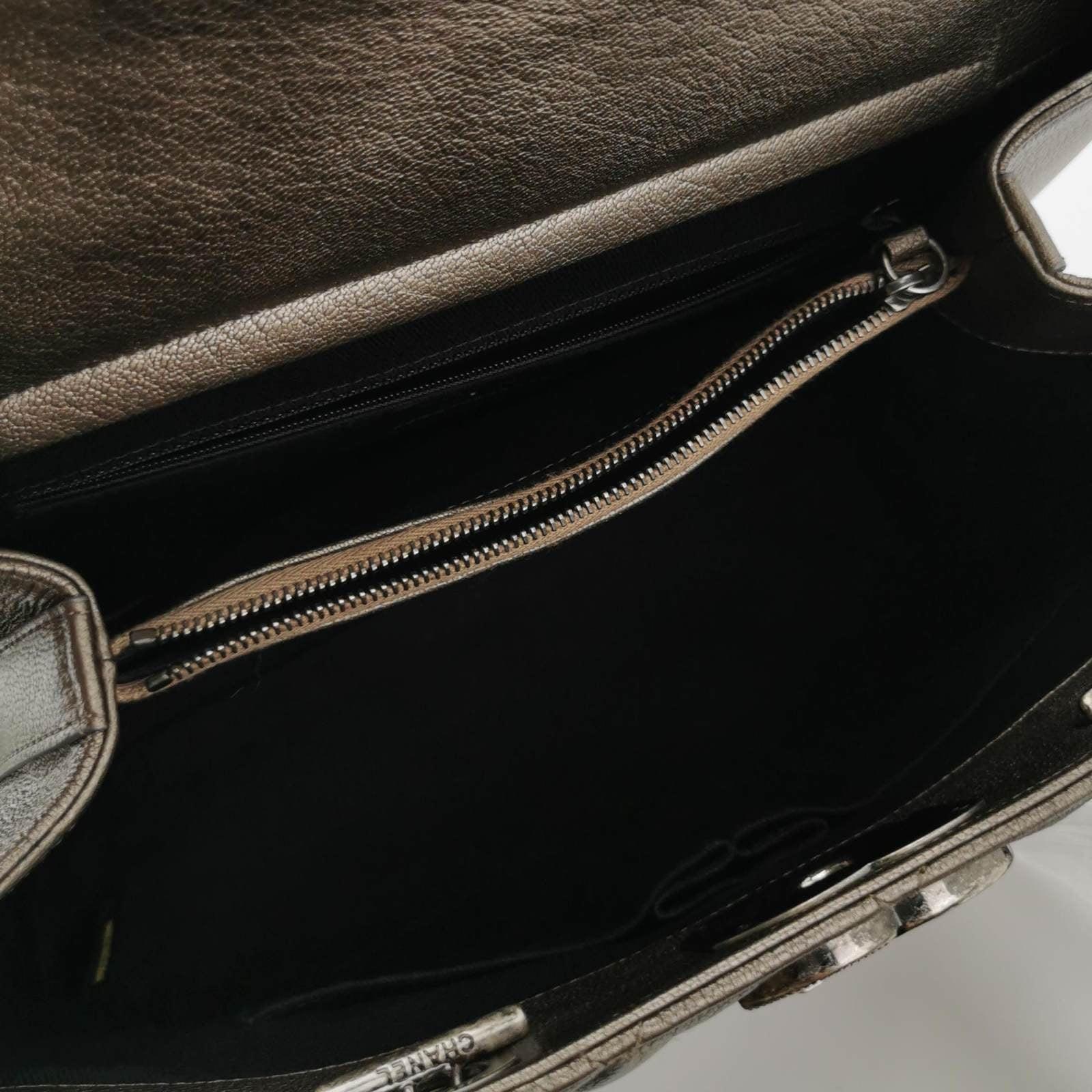 Chanel Portobello ChainTote Bag Piel de becerro plateada metalizada bronce en venta 6