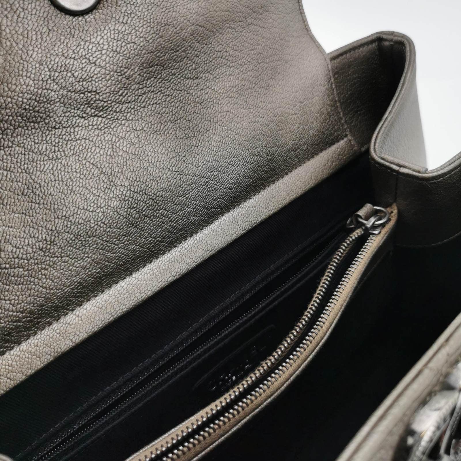 Chanel Portobello ChainTote Bag Piel de becerro plateada metalizada bronce en venta 7