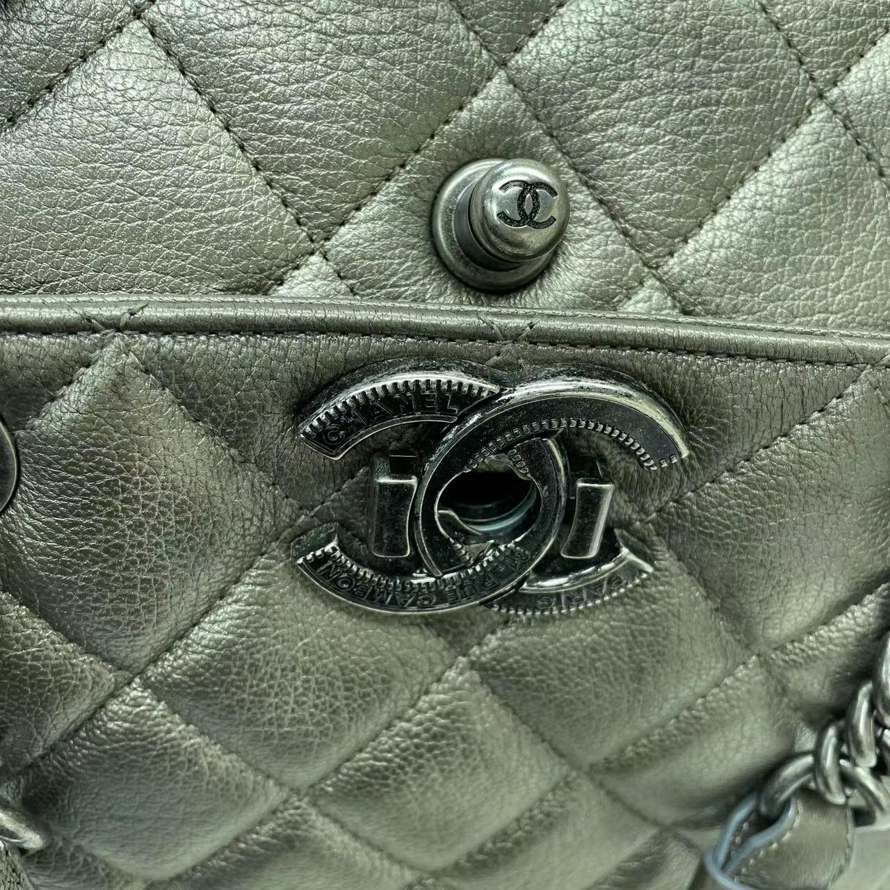 Chanel Portobello ChainTote Bag Piel de becerro plateada metalizada bronce en venta 13
