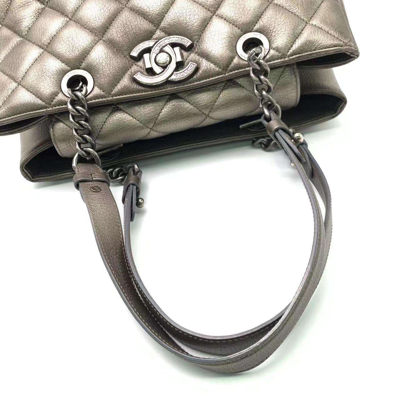 Chanel Portobello ChainTote Bag Bronze Metallic Silver Calfskin In Good Condition For Sale In AUBERVILLIERS, FR