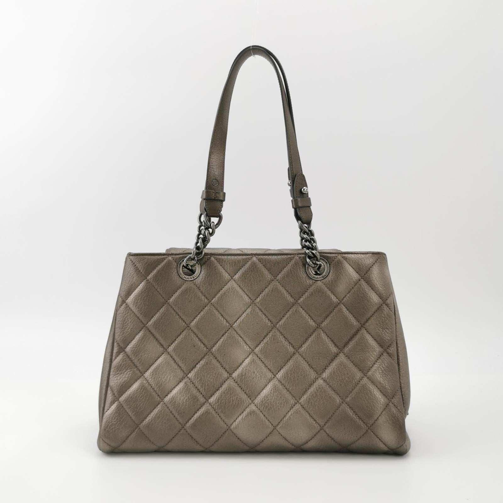 Chanel Portobello ChainTote Bag Piel de becerro plateada metalizada bronce en Excelente estado para la venta en AUBERVILLIERS, FR