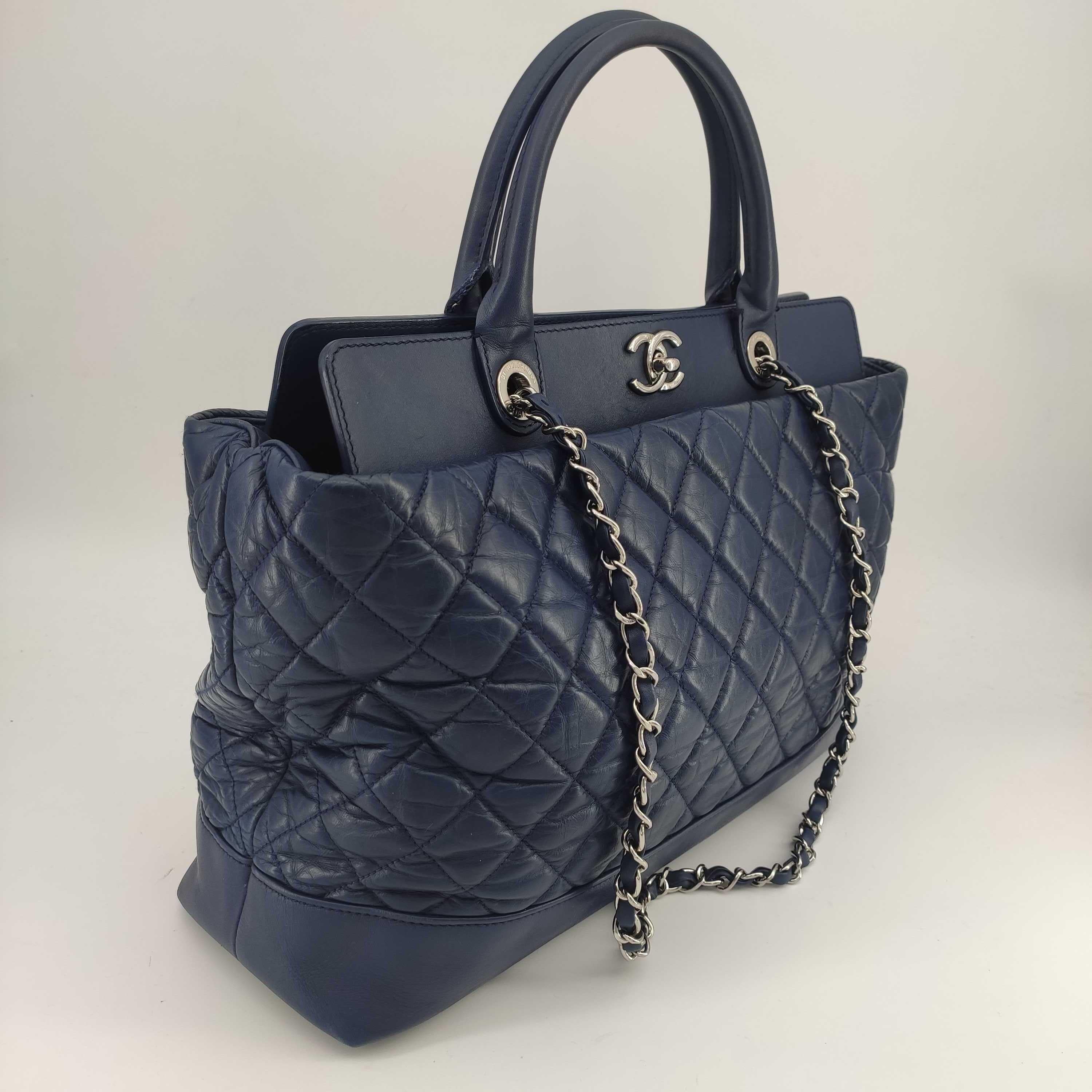 - Designer: CHANEL
- Model: Portobello
- Condition: Very good condition. Interior stains, Sign of wear on base corners, Sign of wear on Leather
- Accessories: None
- Measurements: Width: 38cm, Height: 25cm, Depth: 12cm
- Exterior Material: Leather
-