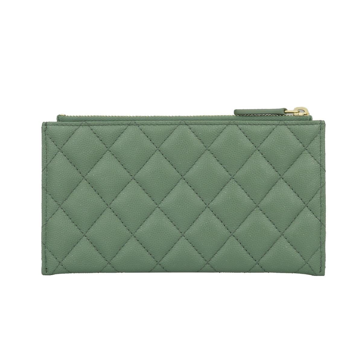 CHANEL Pouch Green Caviar Iridescent with Brushed Gold Hardware 2018 In New Condition In Huddersfield, GB