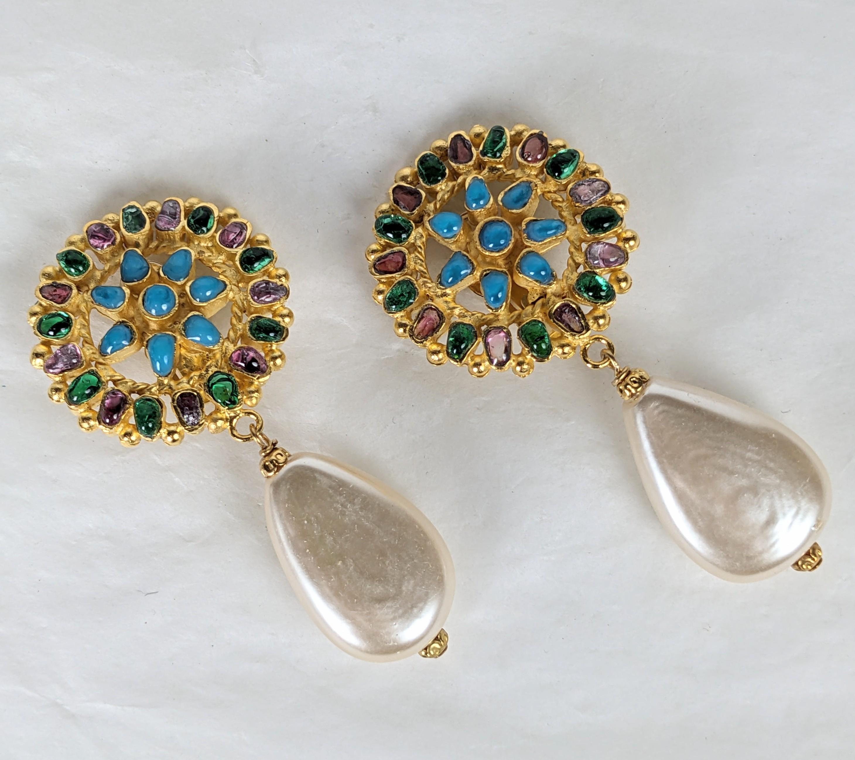 Orecchini in vetro colato Chanel, collezione Zuni dei nativi americani della Maison Gripoix, Francia. Campione da pista non firmato con vetro colato a mano in turchese, smeraldo e ametista chiaro con grandi gocce di perle Gripoix in un ricco oro