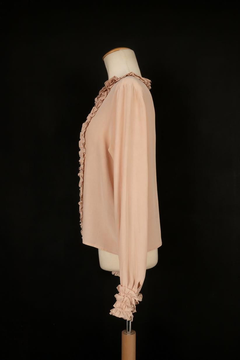 Chanel - (Made in France)Powder pink silk blouse with flounced ornamentes on the chest. No size label, it fits a 36FR.

Additional information:
Condition: Good condition
Dimensions: Shoulder width: 40 cm - Sleeve length: 65 cm - Length: 53