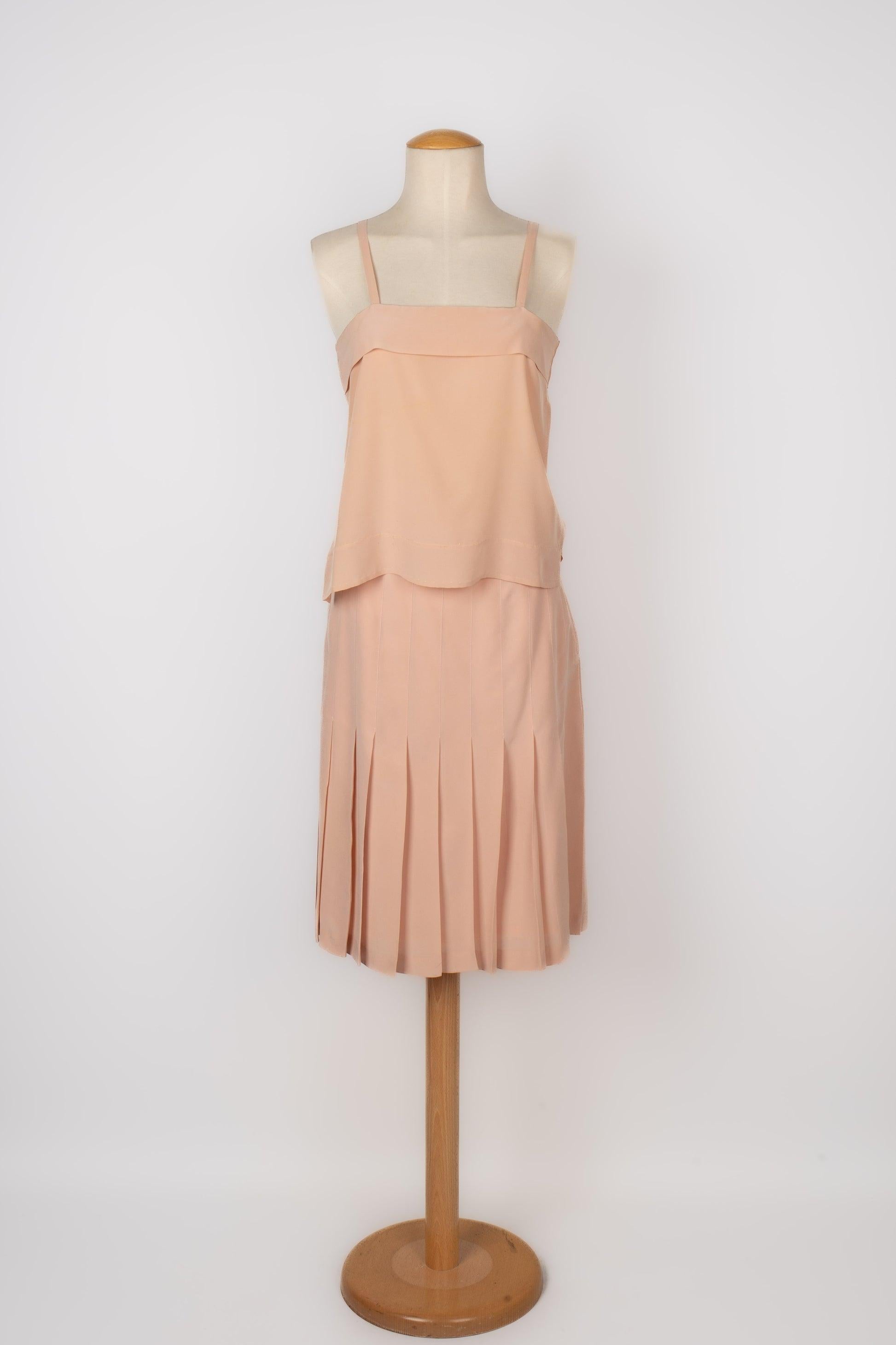 Chanel - (Made in France) Powder pink silk set composed of a skirt, a sleeveless top and a jacket. No size indicated, it fits a 34FR/36FR.

Additional information:
Condition: Good condition
Dimensions: Jacket: Sleeve length: 57 cm - Length: 60 cm //