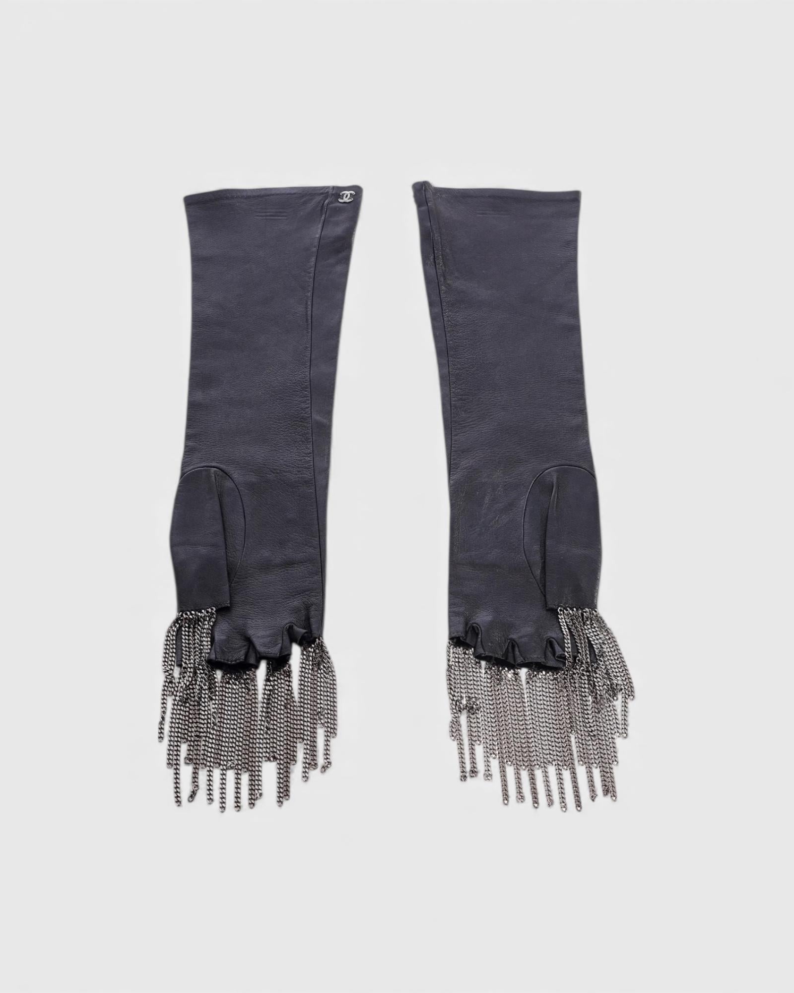 Chanel Pre-Fall 2008 Schwarze Lederhandschuhe mit Kettendetails

Mit diesen auffälligen schwarzen Lederhandschuhen aus der Pre-Fall 2008-Kollektion von Chanel können Sie Ihre Accessoires aufwerten. Diese Handschuhe sind eine perfekte Mischung aus