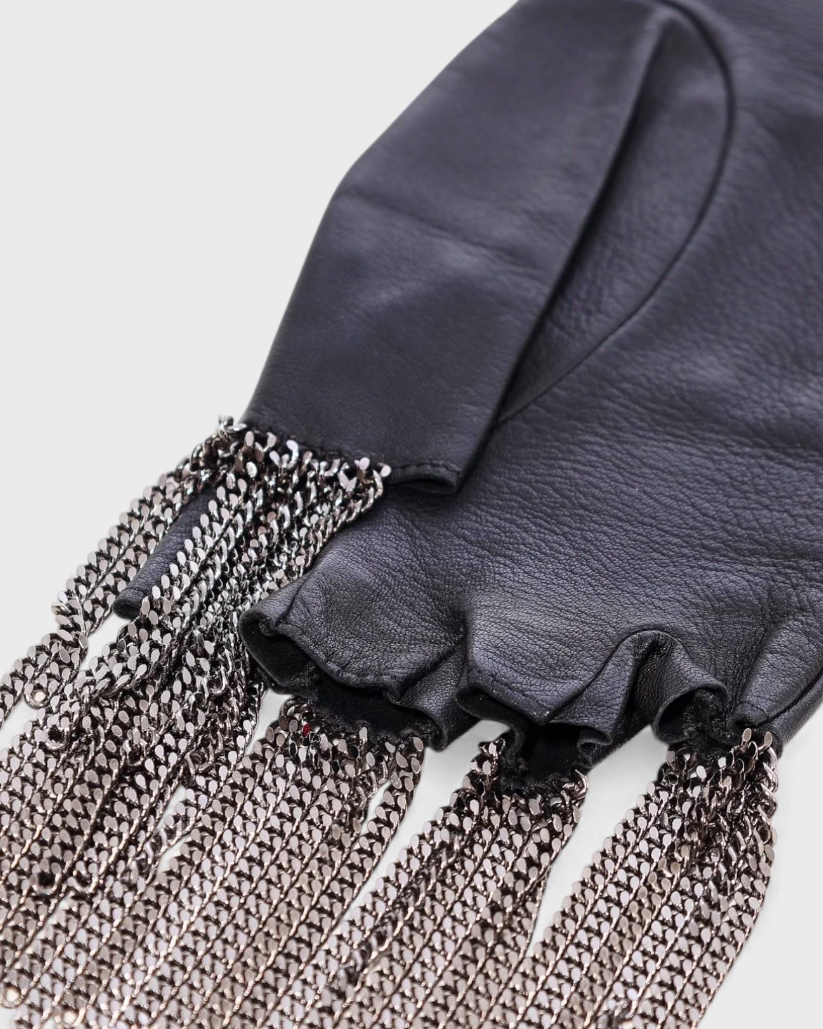 Chanel Pre-Fall 2008 Schwarze Lederhandschuhe mit Kettendetails Damen im Angebot