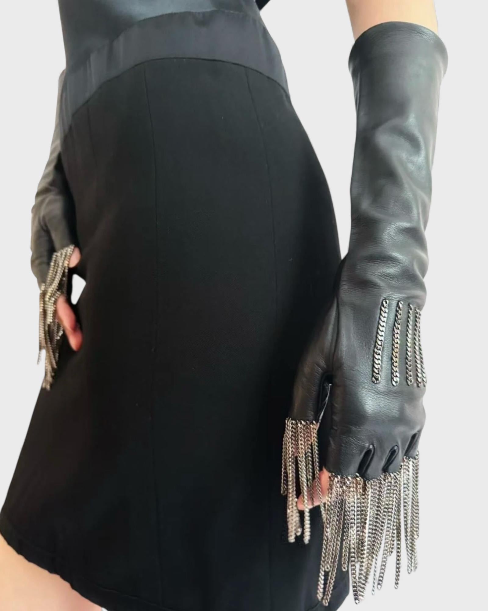 Chanel Pre-Fall 2008 Schwarze Lederhandschuhe mit Kettendetails im Angebot 1