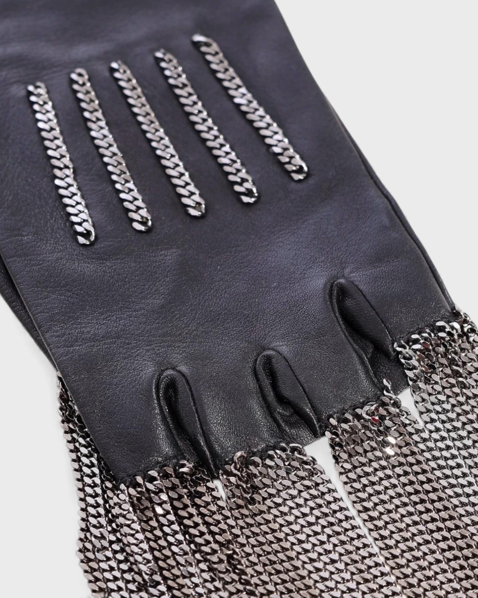 Chanel Pre-Fall 2008 Schwarze Lederhandschuhe mit Kettendetails im Angebot 2