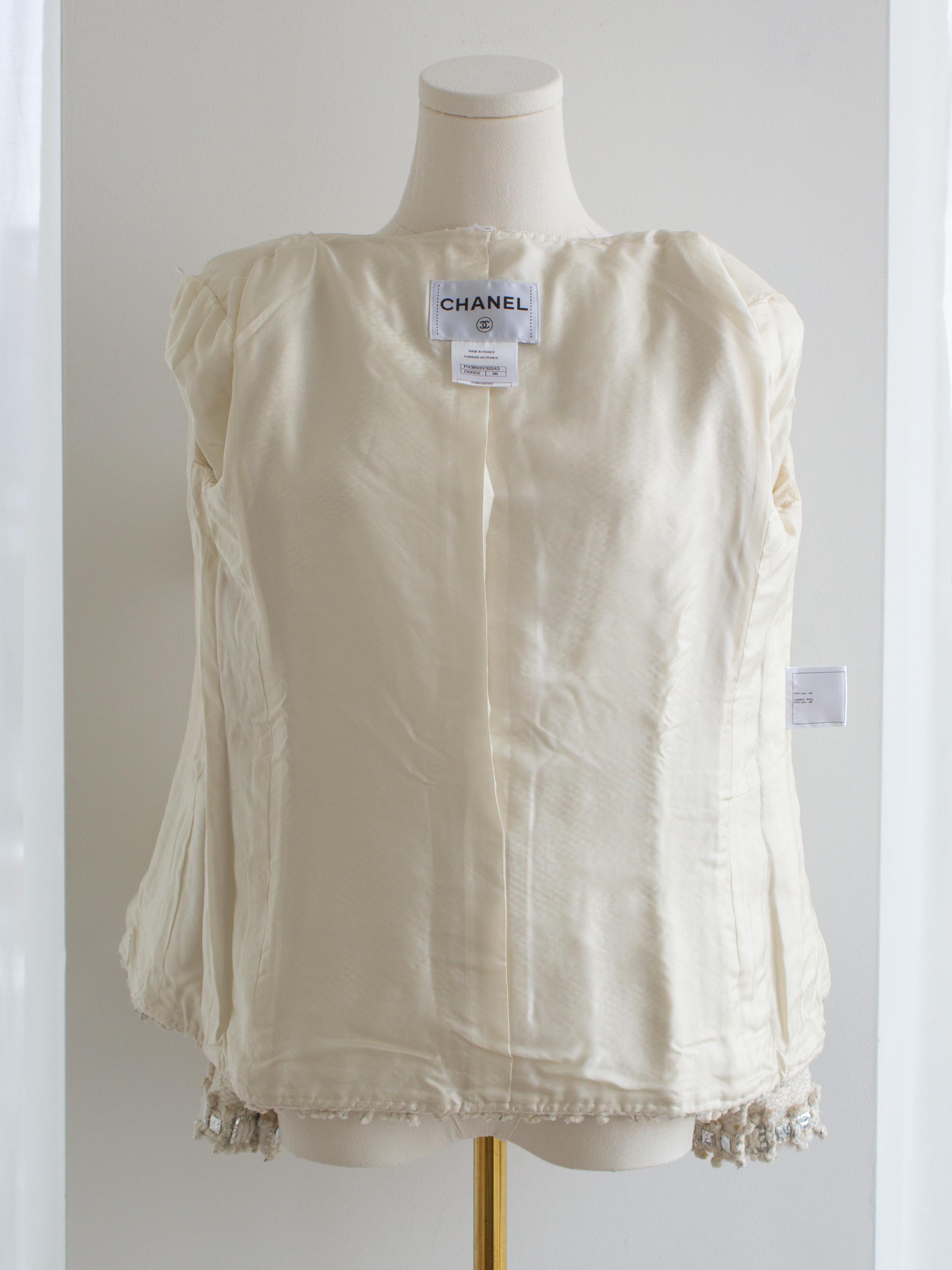 Chanel, tailleur veste 12A Bombay en tweed écru orné d'argent, pré-automne 2012 10
