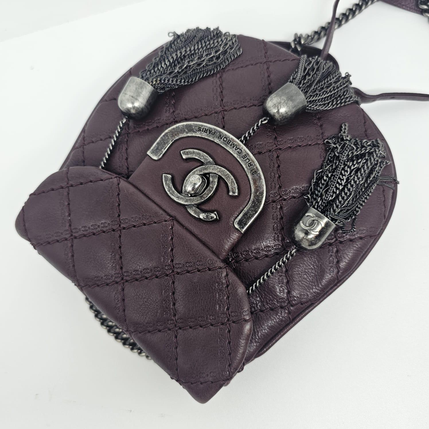 Chanel coco sporran in burgundy leather. Cute mini bag for everyday wear. Overall in very good condition with minor scratches. Holo sticker #18 is still intact. Holo only. 