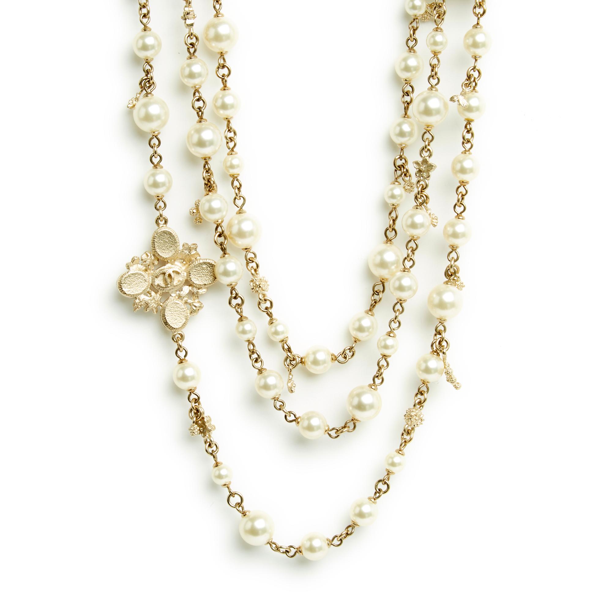 Chanel Pre Fall 2015 Paris Salzburg Pearls string necklace In Excellent Condition For Sale In PARIS, FR