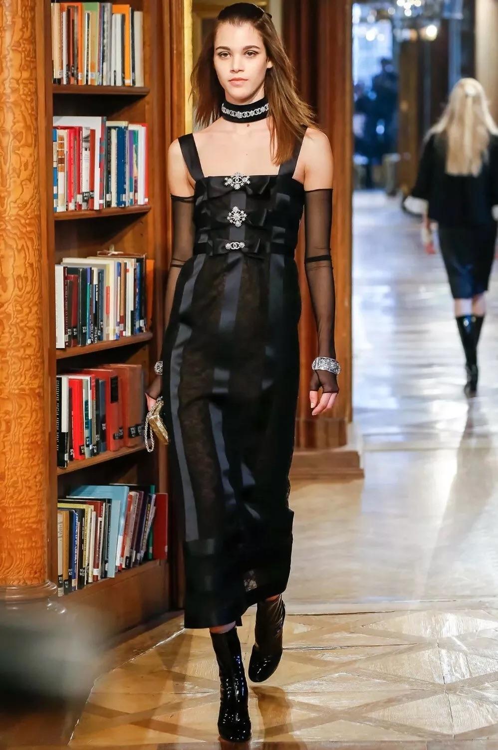 La petite robe noire de la collection Chanel Pre-Fall 2015 Metiers D'Art Paris-Salzbourg. Les collections Metiers d'Art représentent le plus haut niveau de savoir-faire en matière de prêt-à-porter avant la Haute Couture et sont très convoitées par