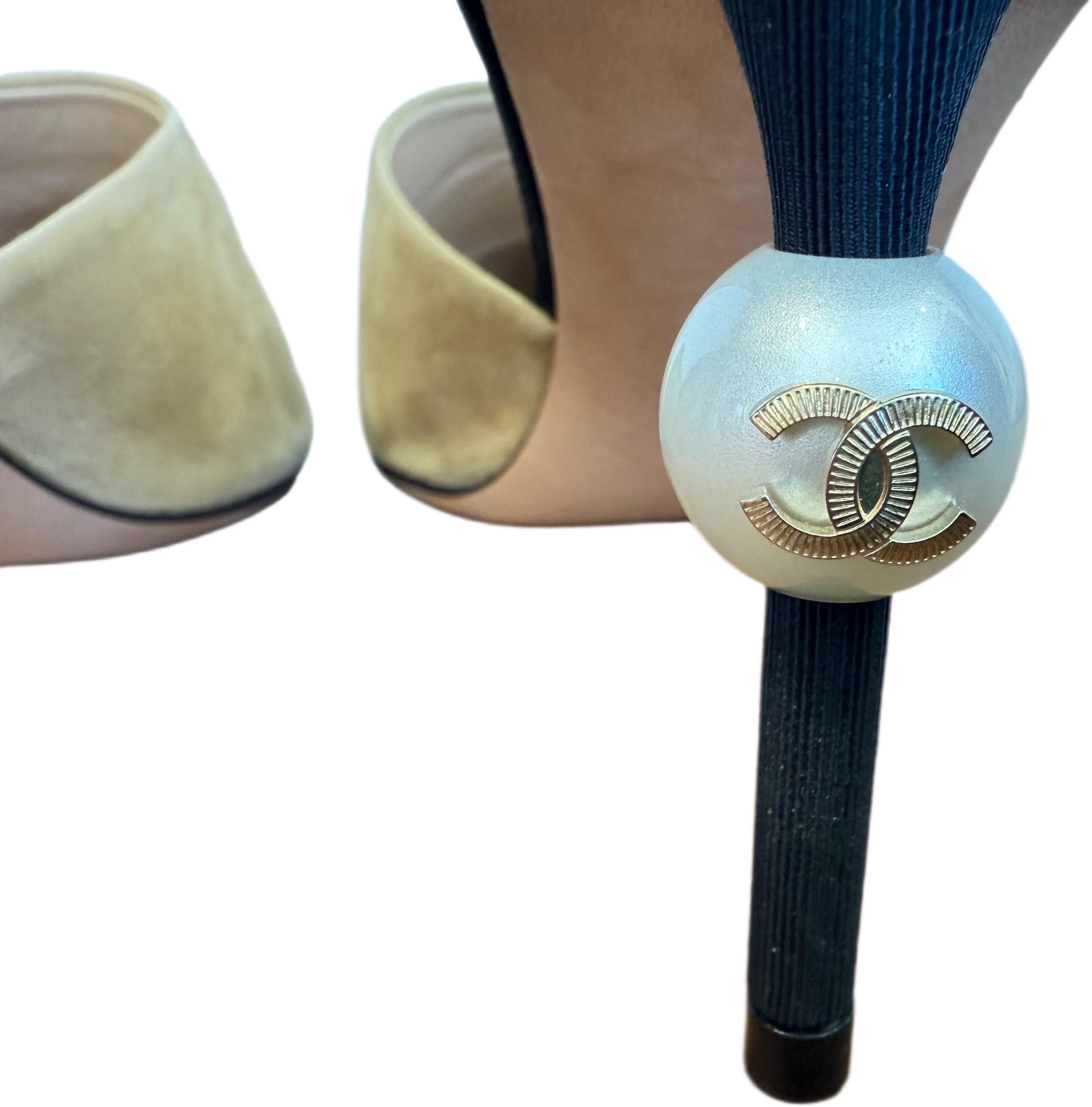 Chanel Pre-Fall 2016 Beige Black Suede Grosgrain Pearl Heel Mules Size 38.5 39 For Sale 6