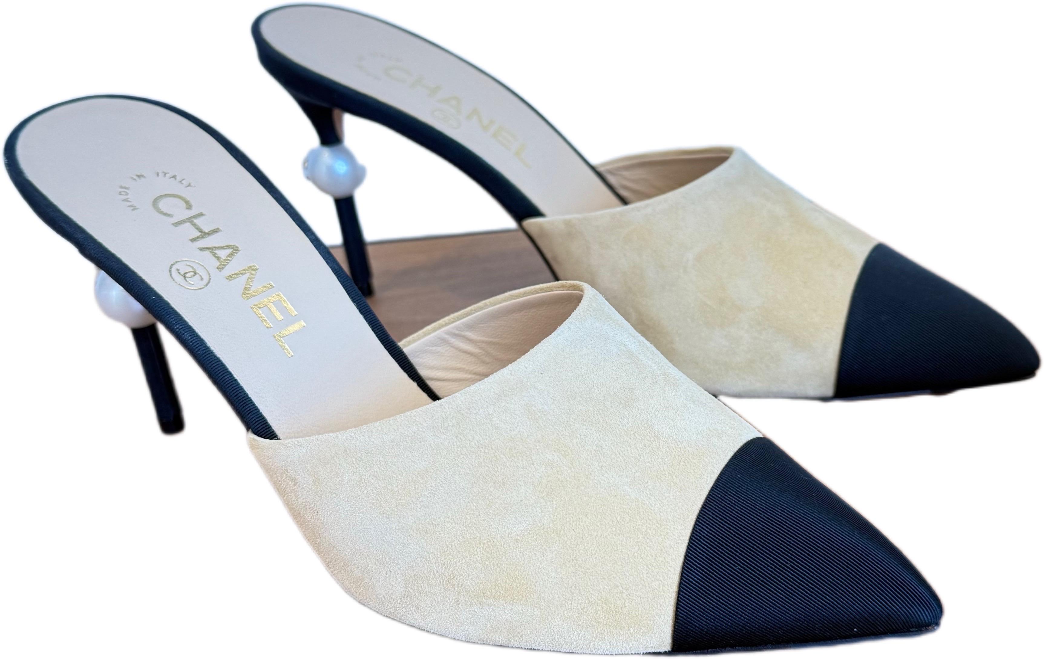 Chanel Pre-Fall 2016 Beige Black Suede Grosgrain Pearl Heel Mules Size 38.5 39 In Excellent Condition For Sale In San Diego, CA