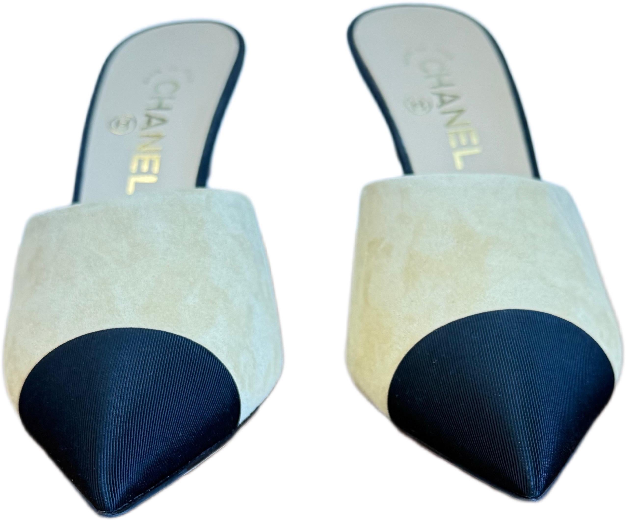 Chanel Pre-Fall 2016 Beige Black Suede Grosgrain Pearl Heel Mules Size 38.5 39 For Sale 2