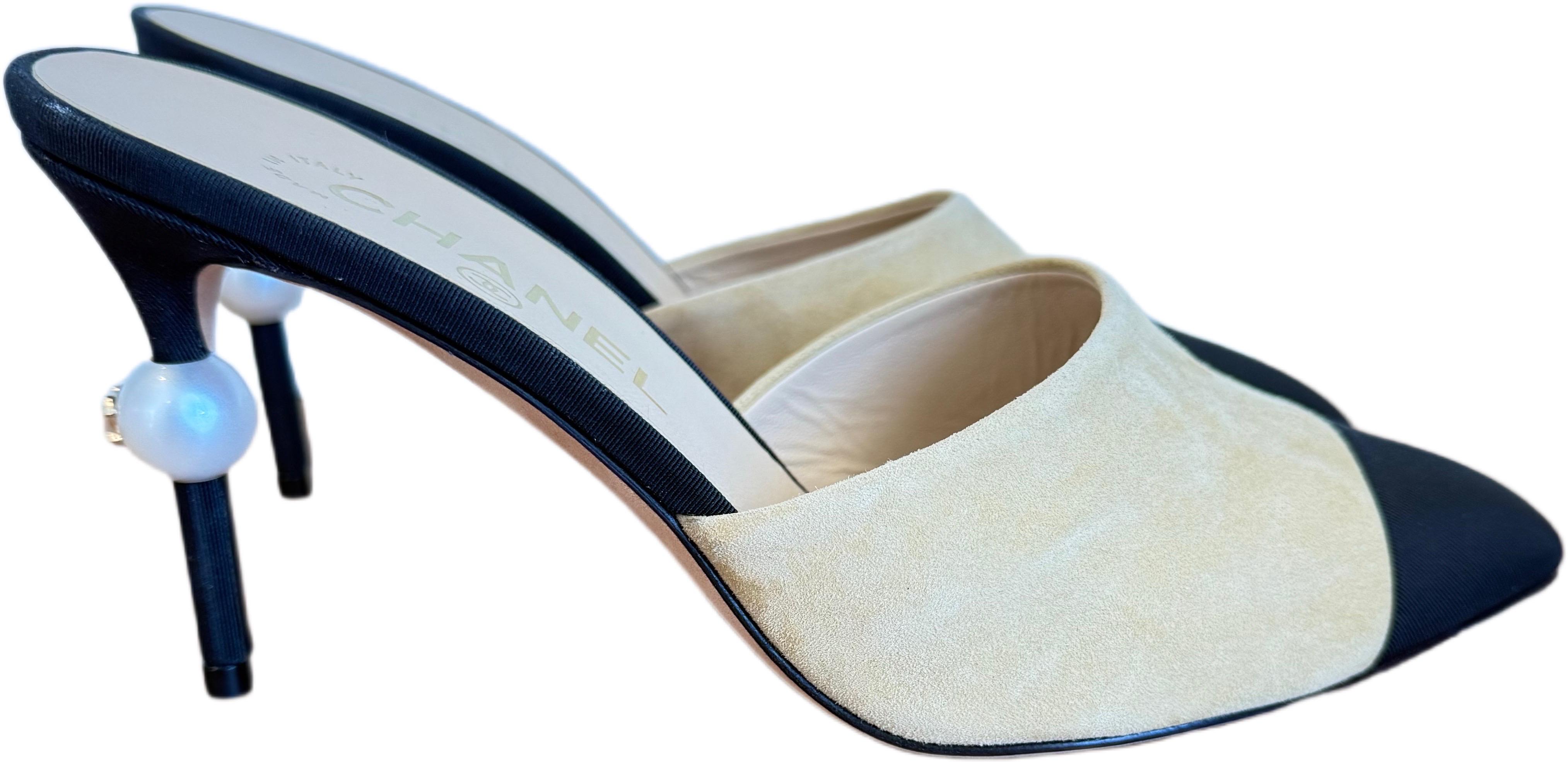 Chanel Pre-Fall 2016 Beige Black Suede Grosgrain Pearl Heel Mules Size 38.5 39 For Sale 4