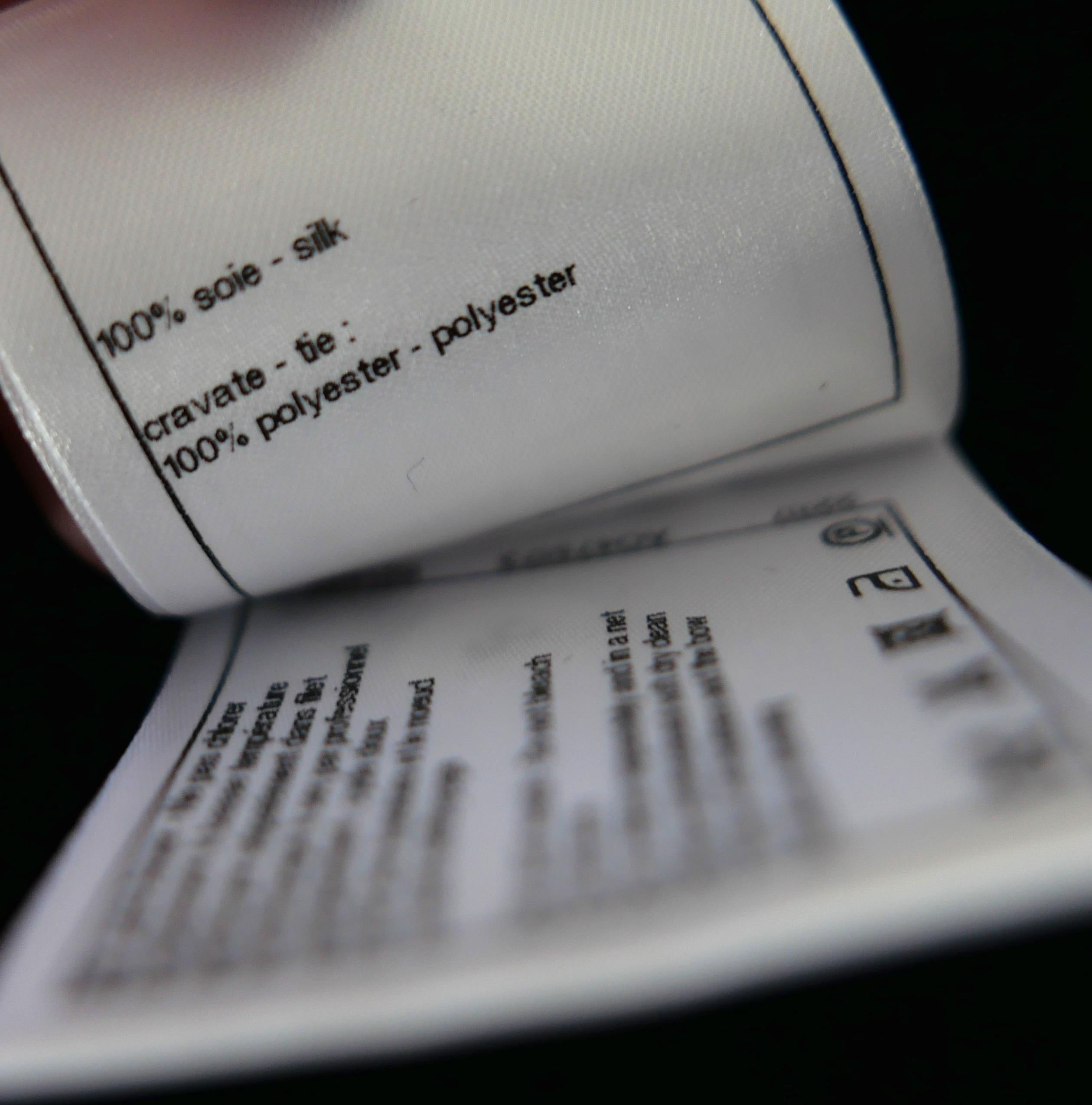 Camicetta Chanel Pre-Fall 2016 in seta nera con collo a cravatta in vendita 5