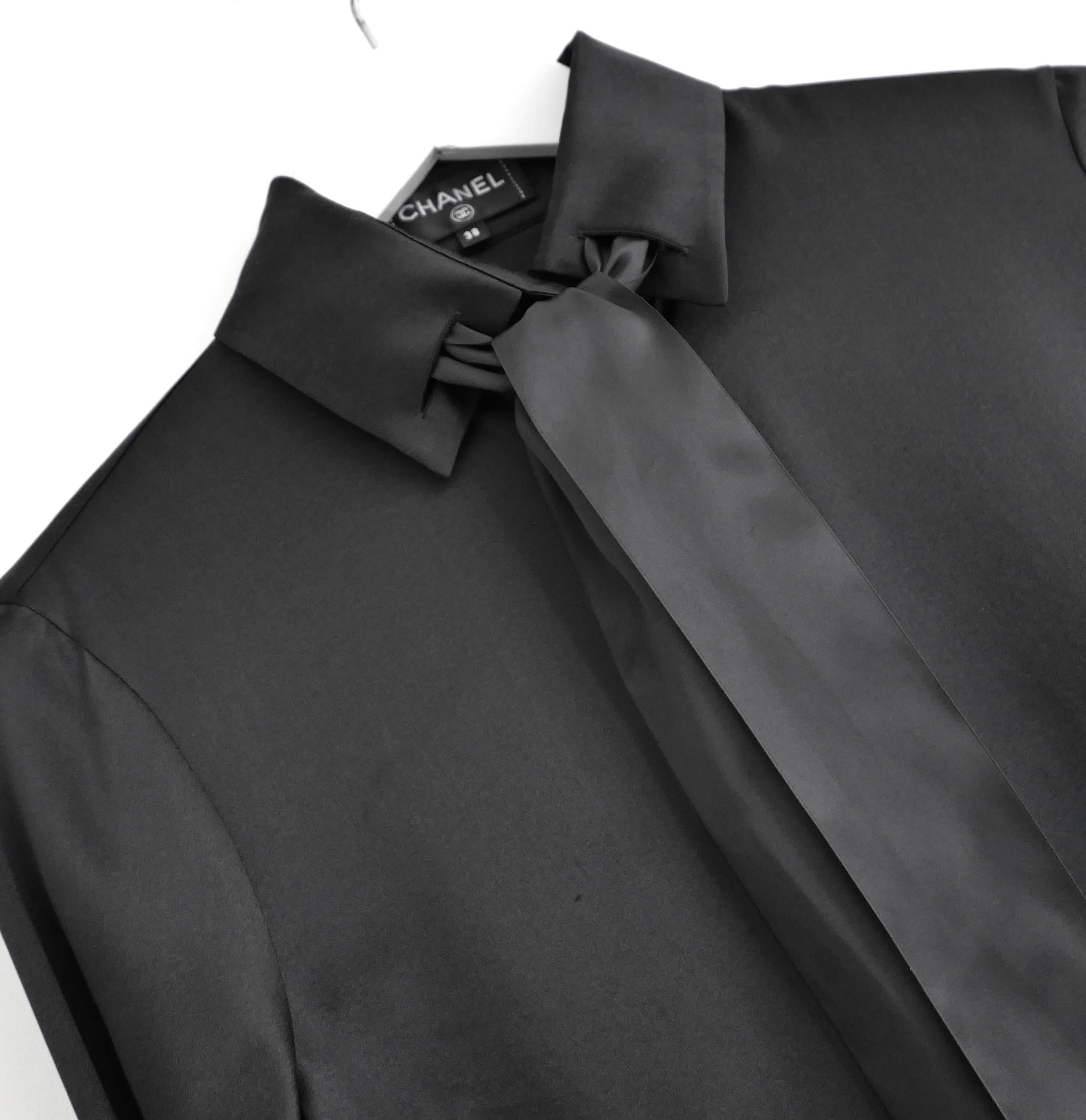 Camicia di seta Chanel della collezione Pre-Fall 2016 assolutamente straordinaria. Non indossato. Realizzato in morbidissima seta nera con nastro rimovibile da annodare al collo, ha una chiusura a bottoni nascosta con bottoni decorativi CC al collo