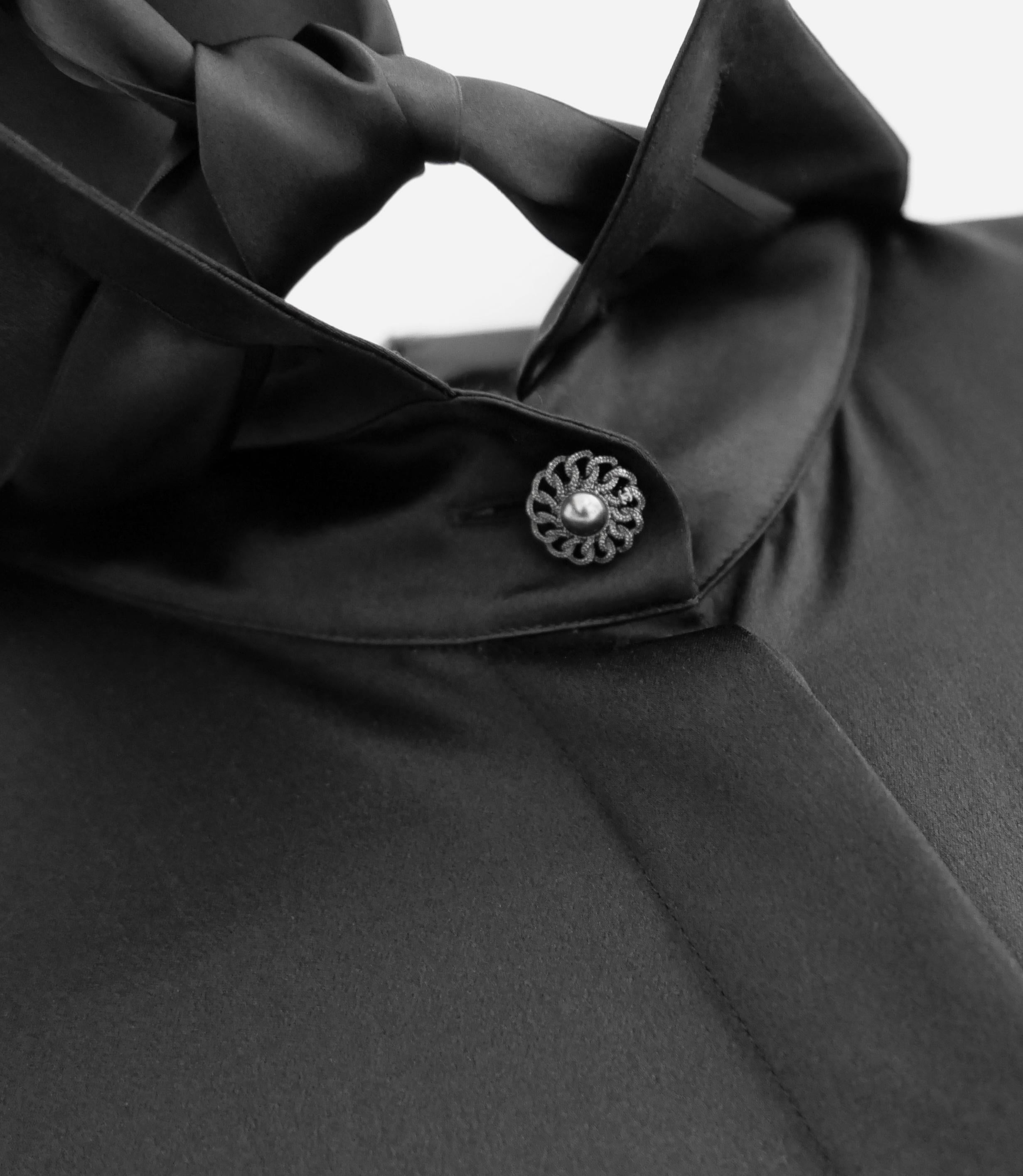 Nero Camicetta Chanel Pre-Fall 2016 in seta nera con collo a cravatta in vendita
