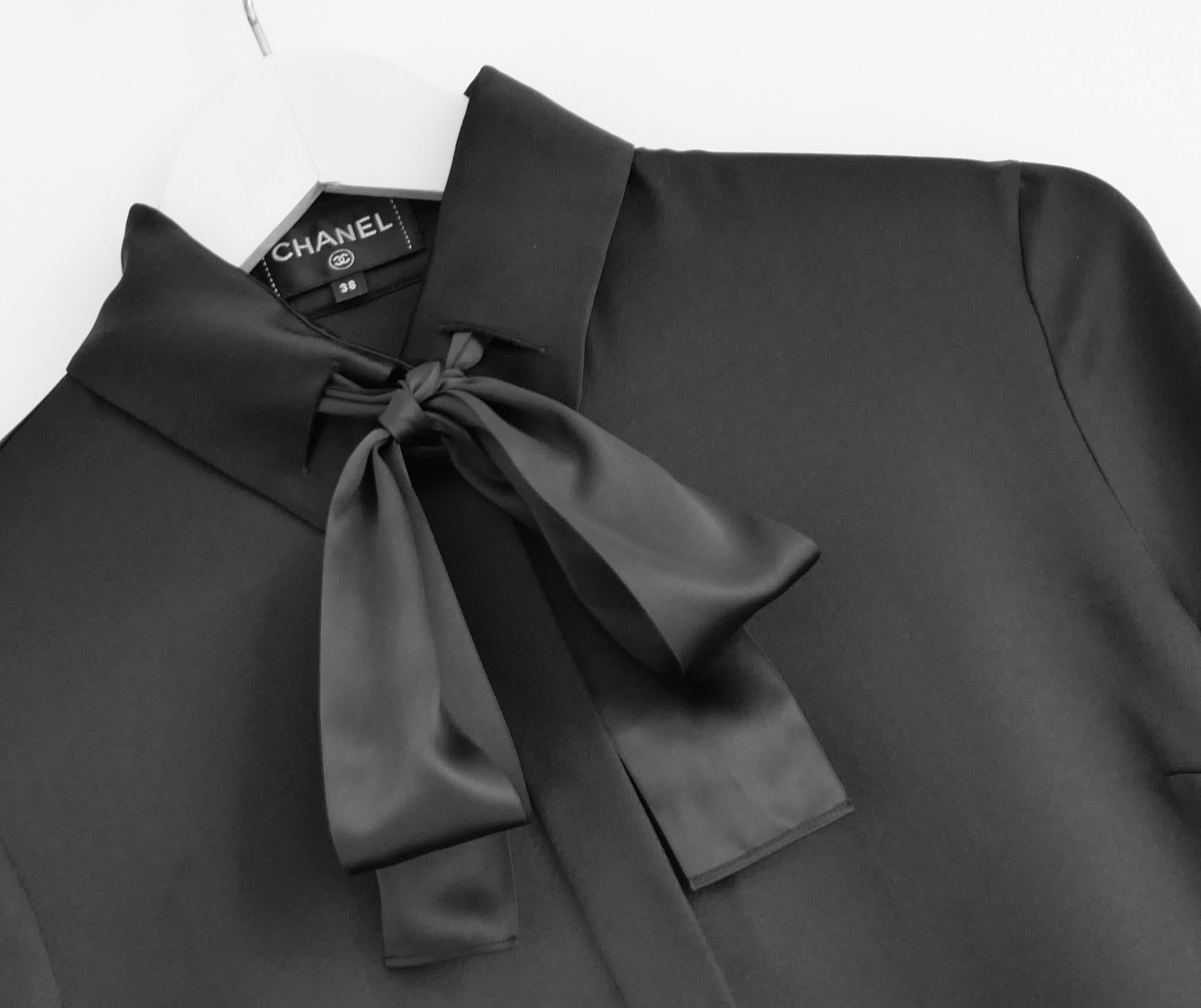 Camicetta Chanel Pre-Fall 2016 in seta nera con collo a cravatta In condizioni Nuovo in vendita a London, GB