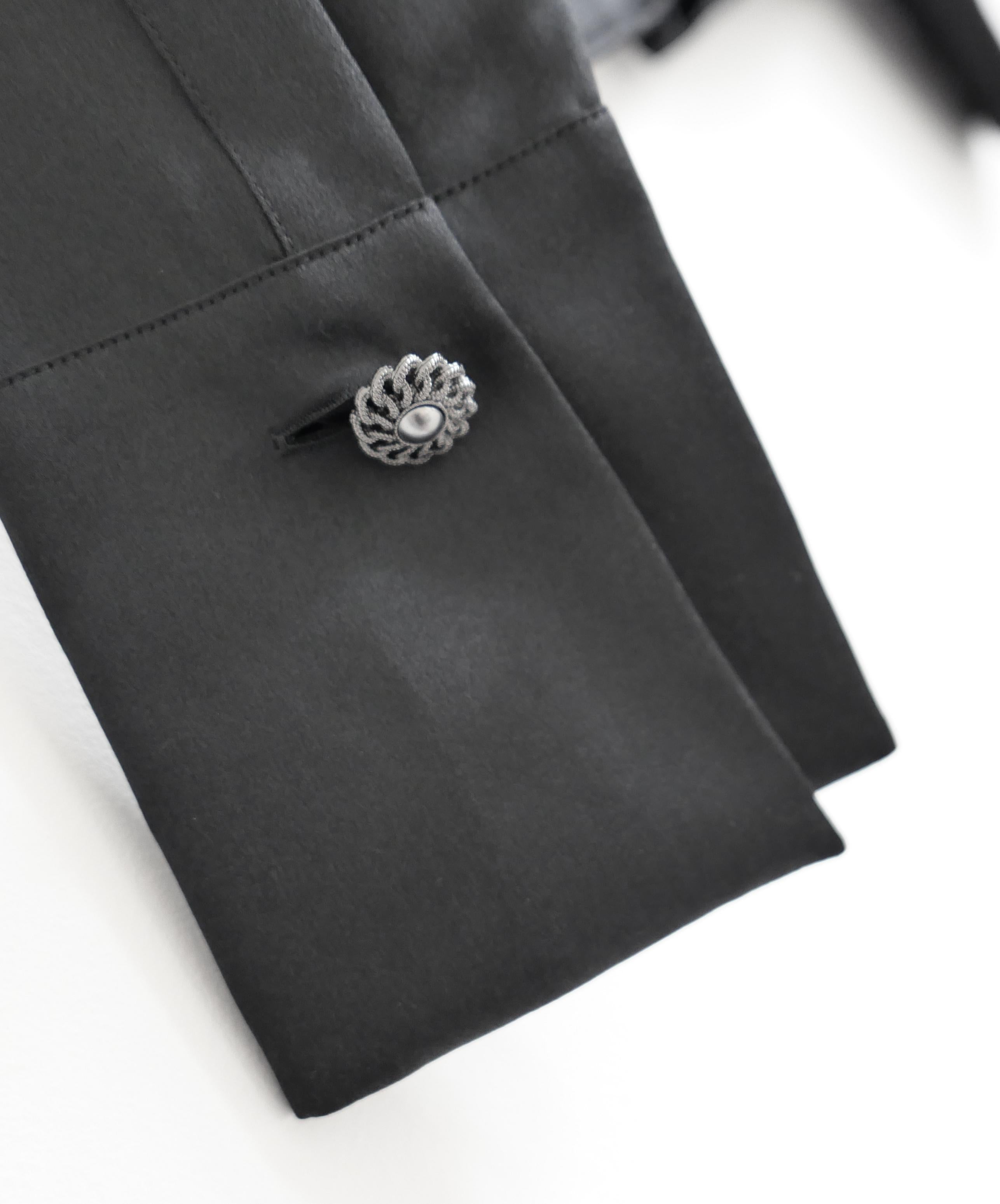 Camicetta Chanel Pre-Fall 2016 in seta nera con collo a cravatta in vendita 1