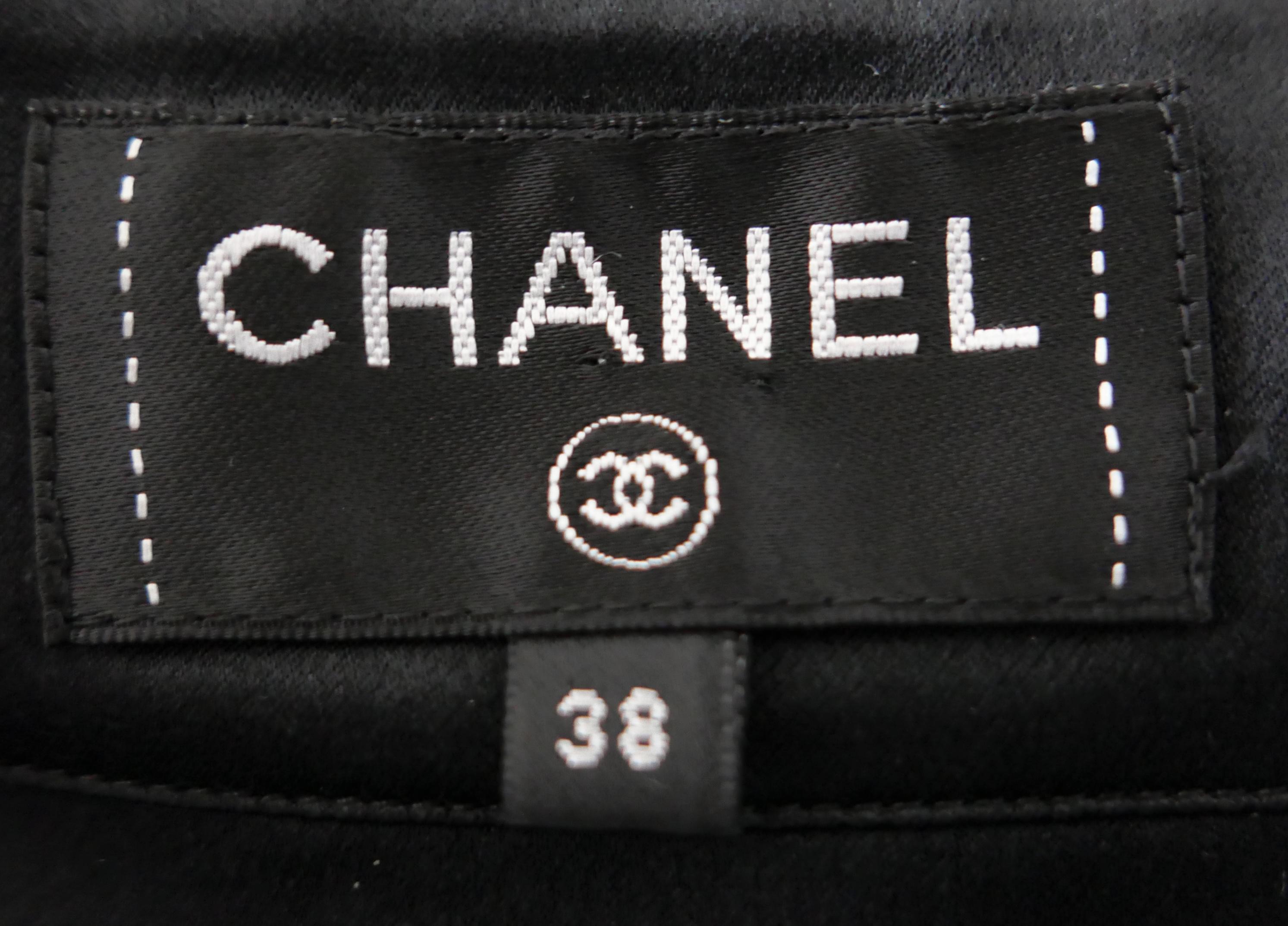 Camicetta Chanel Pre-Fall 2016 in seta nera con collo a cravatta in vendita 2