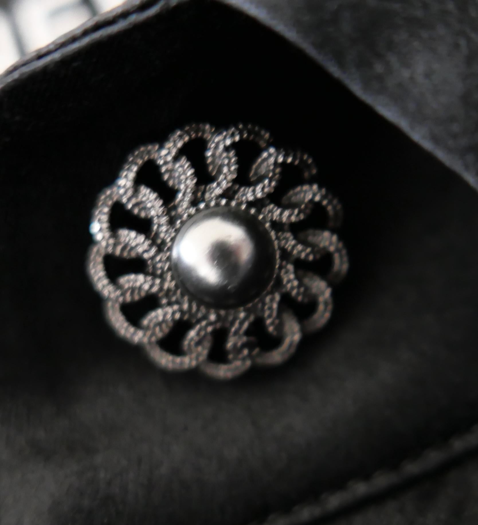 Camicetta Chanel Pre-Fall 2016 in seta nera con collo a cravatta in vendita 3