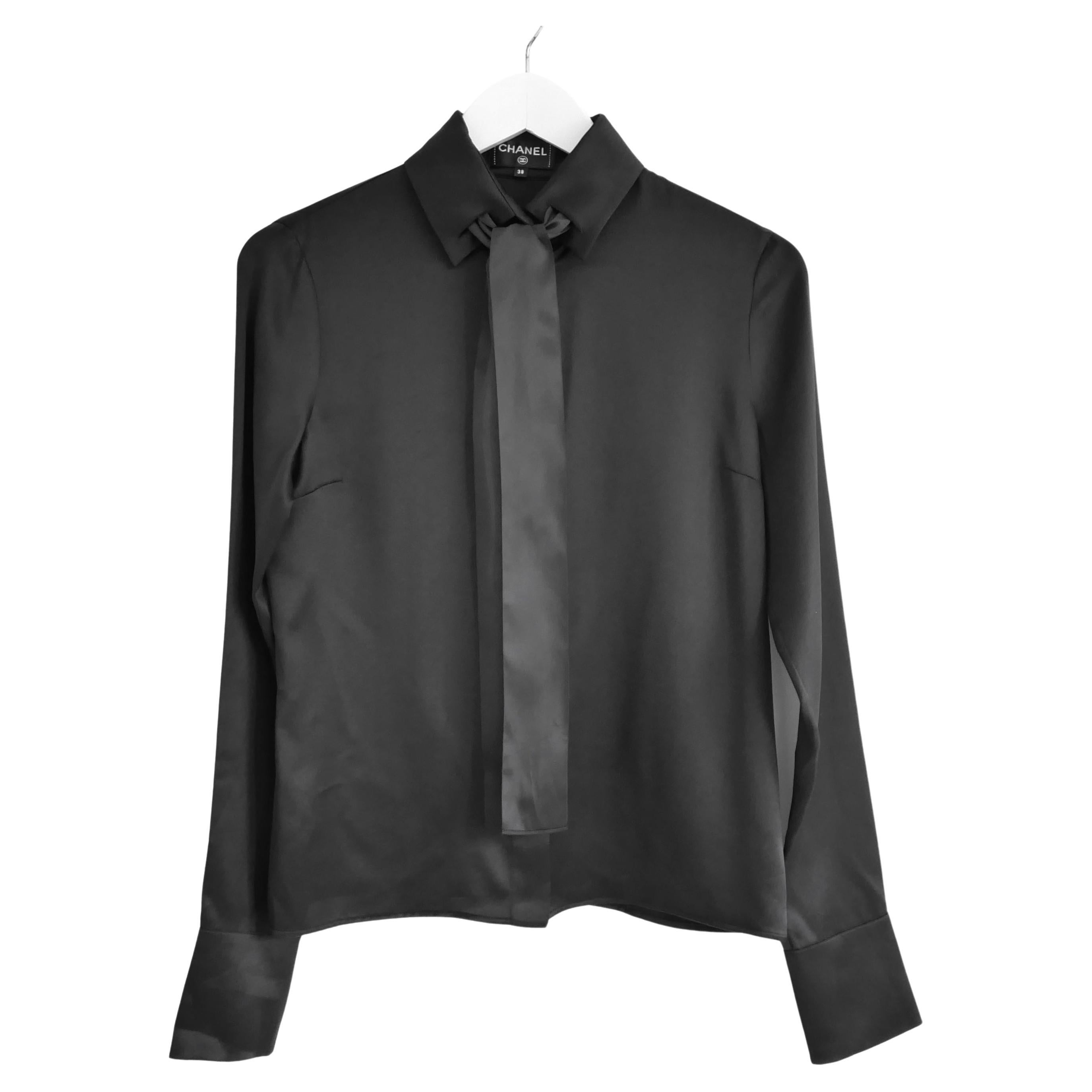 Camicetta Chanel Pre-Fall 2016 in seta nera con collo a cravatta