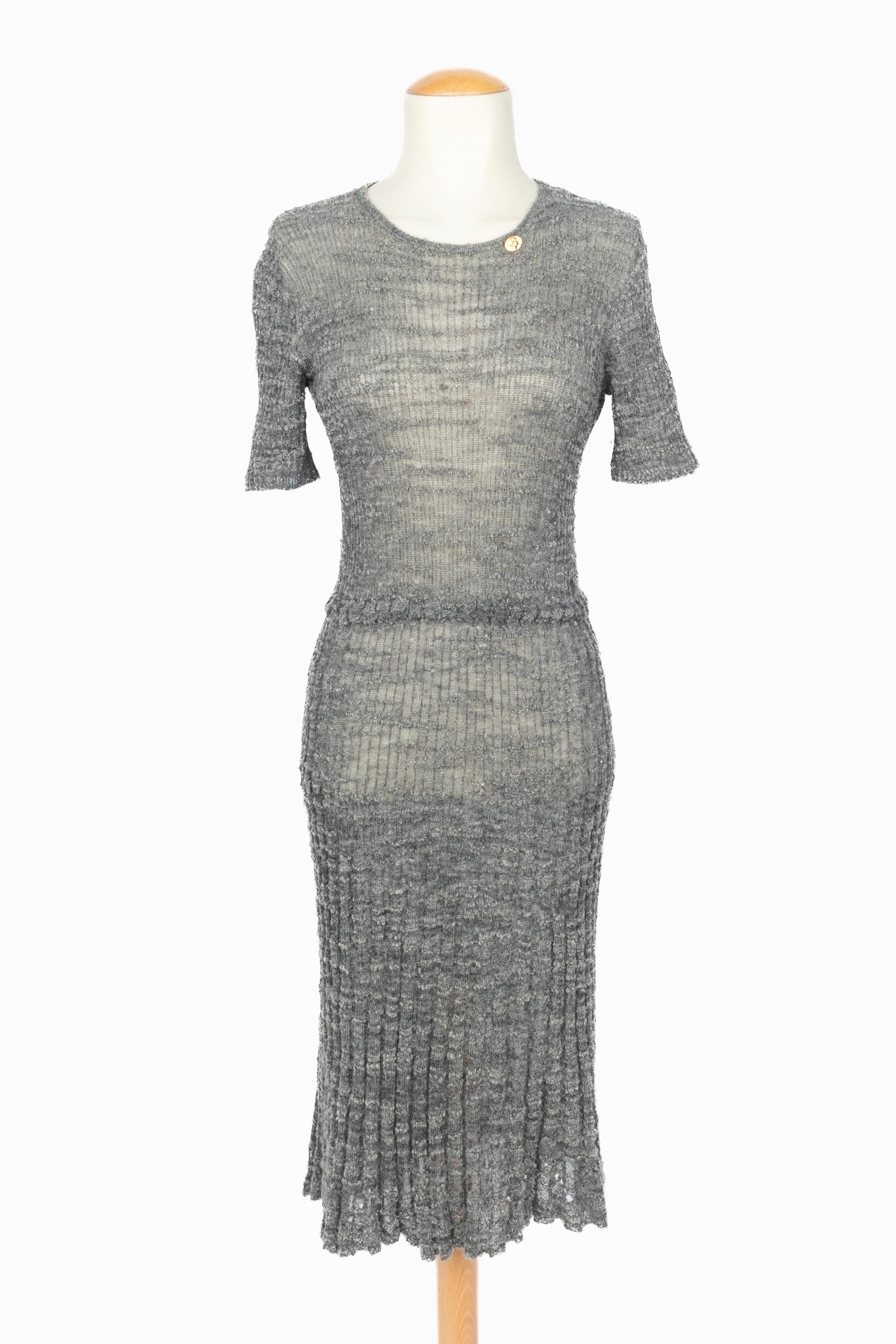 CHANEL - Robe en maille grise. Taille 36FR. Paris to Rome Pre-Fall 2016 Collectional sous la direction artistique de Karl Lagerfeld.

Condit : Très bon

Mesures :
Largeur des épaules : 40 cm - Buste : 30 cm - Longueur des manches : 23 cm - Longueur