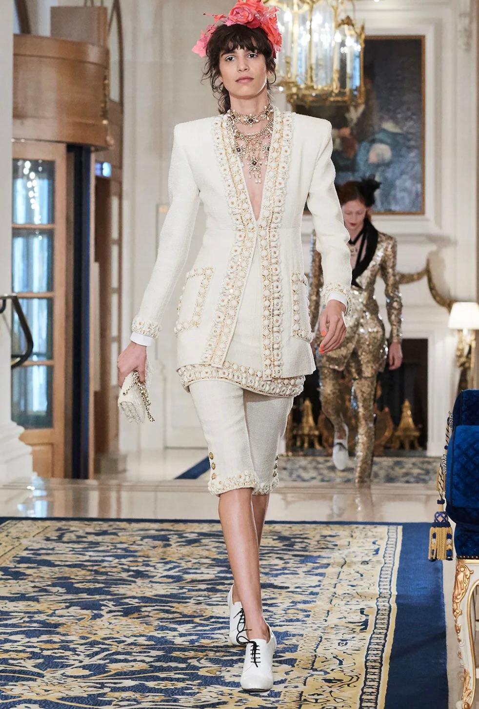 Chanel Pre-Fall 2017 Cosmopolite Ivory Tweed Flower Embellished Gold WOC Bag For Sale 14