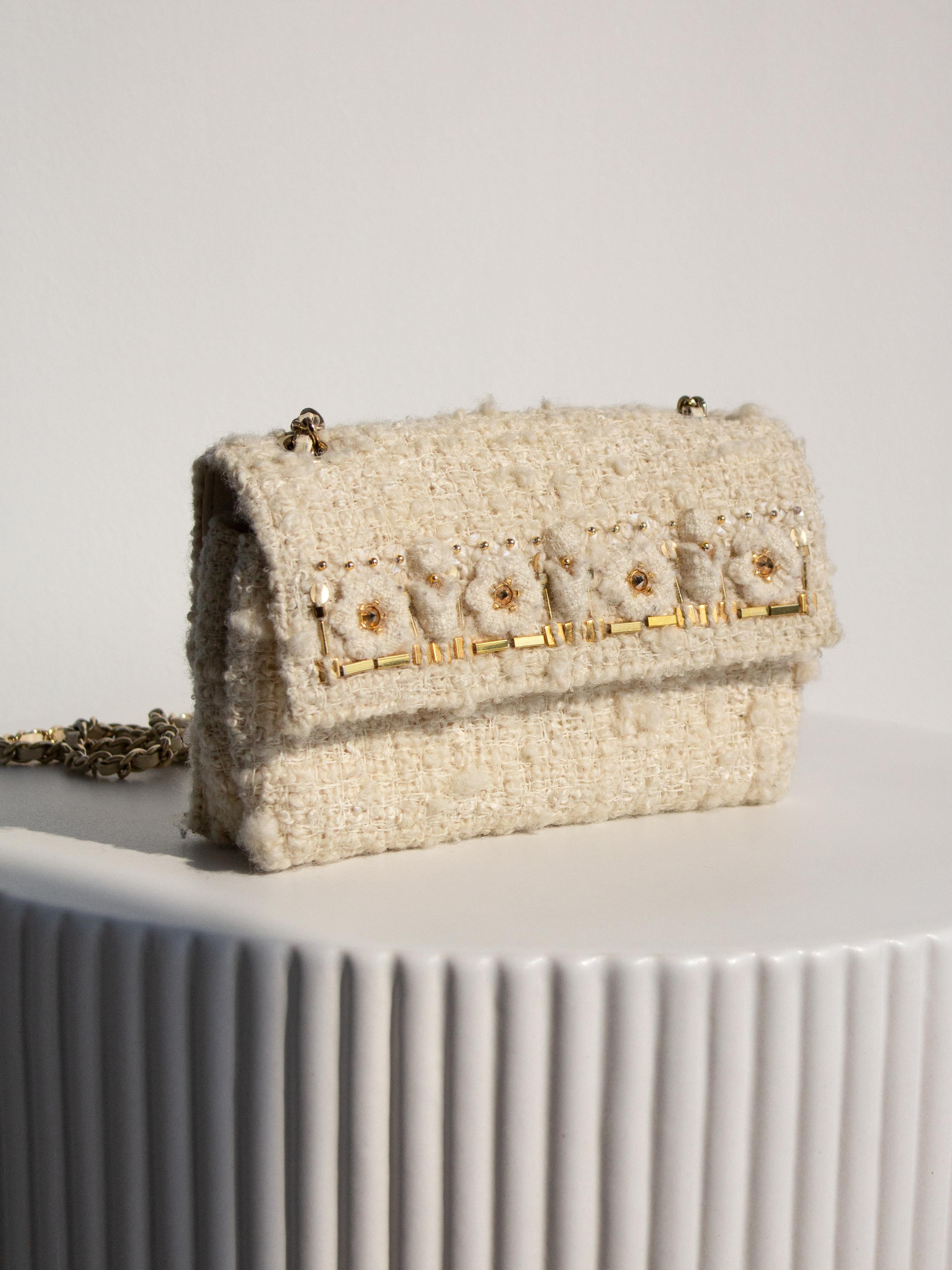 Chanel Pre-Fall 2017 Cosmopolite Ivory Tweed Flower Embellished Gold WOC Bag In Good Condition For Sale In Jersey City, NJ