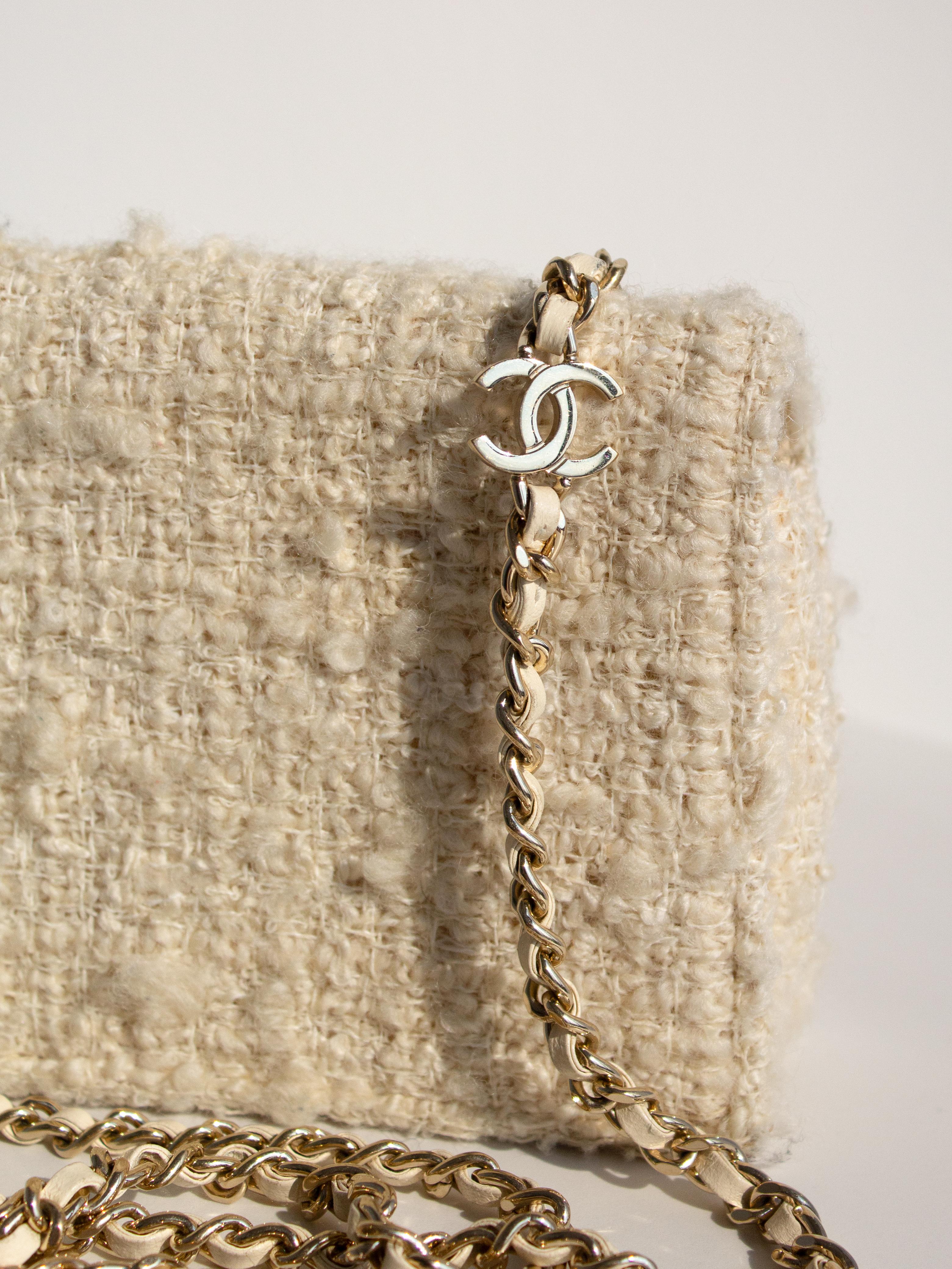 Chanel Pre-Fall 2017 Cosmopolite Ivory Tweed Flower Embellished Gold WOC Bag For Sale 4