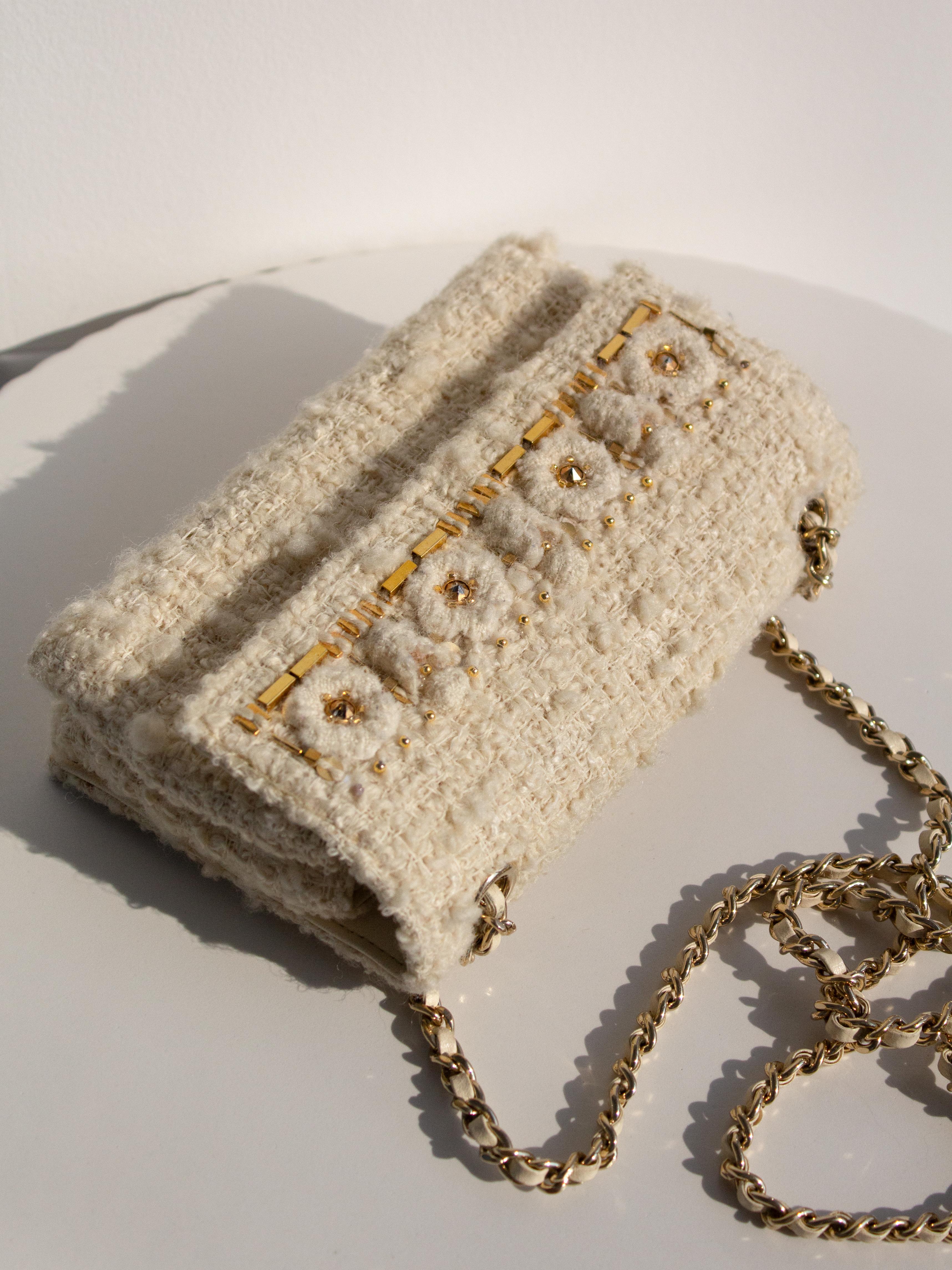 Chanel Pre-Fall 2017 Cosmopolite Ivory Tweed Flower Embellished Gold WOC Bag For Sale 5