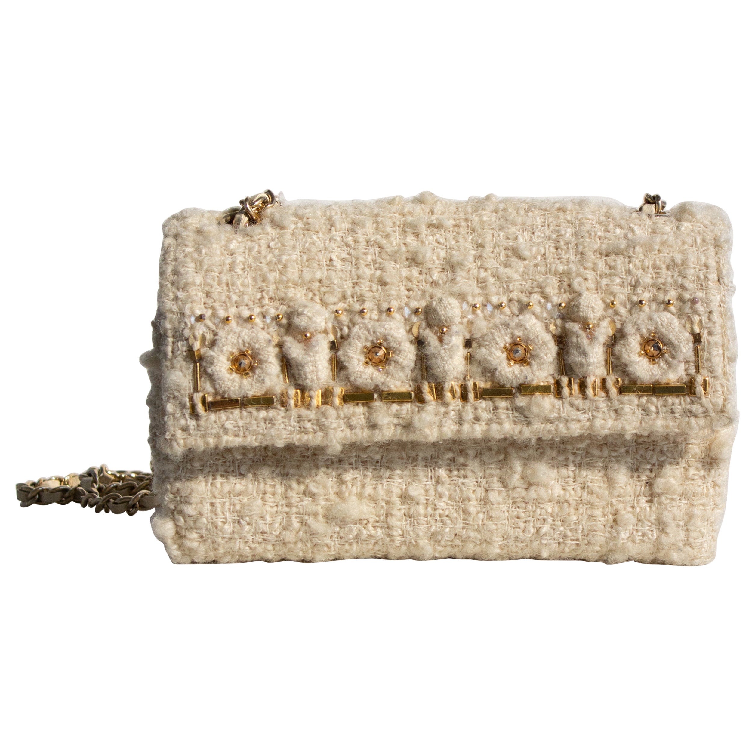 Chanel, sac WOC Cosmopolite en tweed ivoire orné de fleurs, pré-automne 2017 en vente