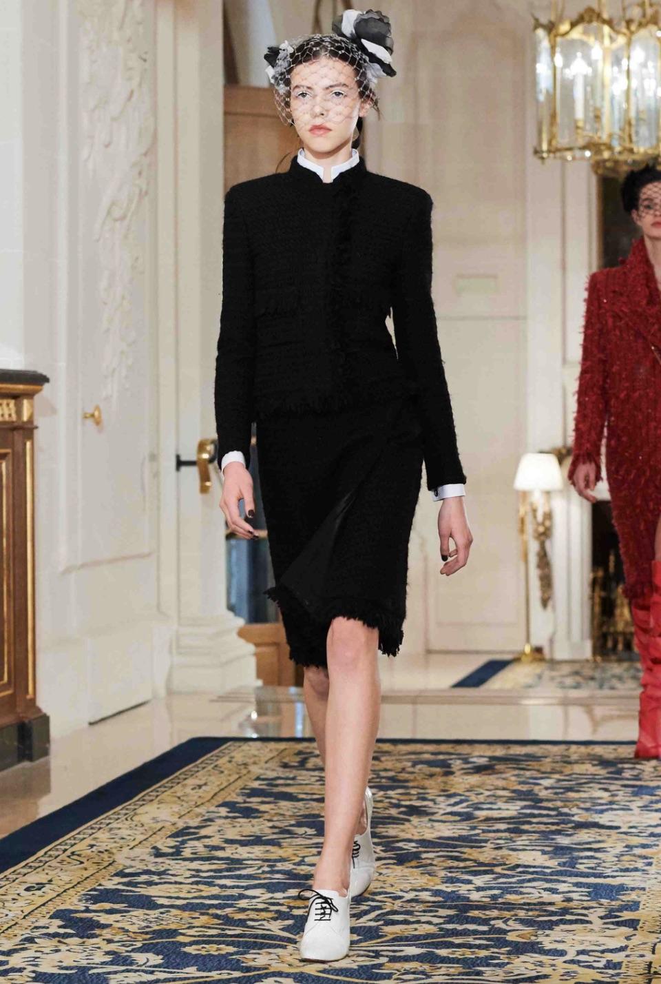 Chaqueta Chanel Pre-Fall 2017 Metiers D'Art Cosmopolite Blanco Negro Boucle 17A 14