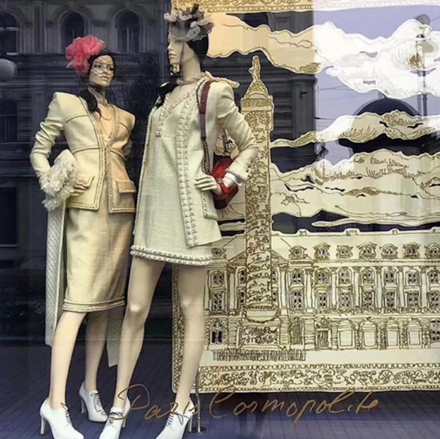 Le tailleur jupe écru le plus recherché de la collection Chanel 2017 Metiers D'Art Paris Cosmopolite à l'hôtel Ritz. Les collections Metiers d'Art représentent le plus haut niveau de savoir-faire en matière de prêt-à-porter avant la Haute Couture et