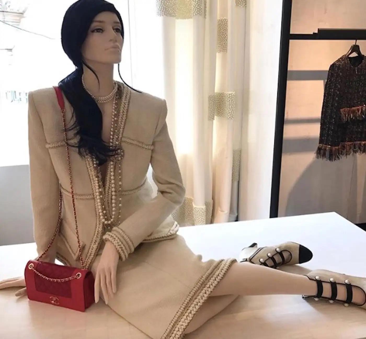 Tailleur jupe et veste crème écrue Metiers D'Art Ritz 17A Chanel, pré-automne 2017 en vente 16