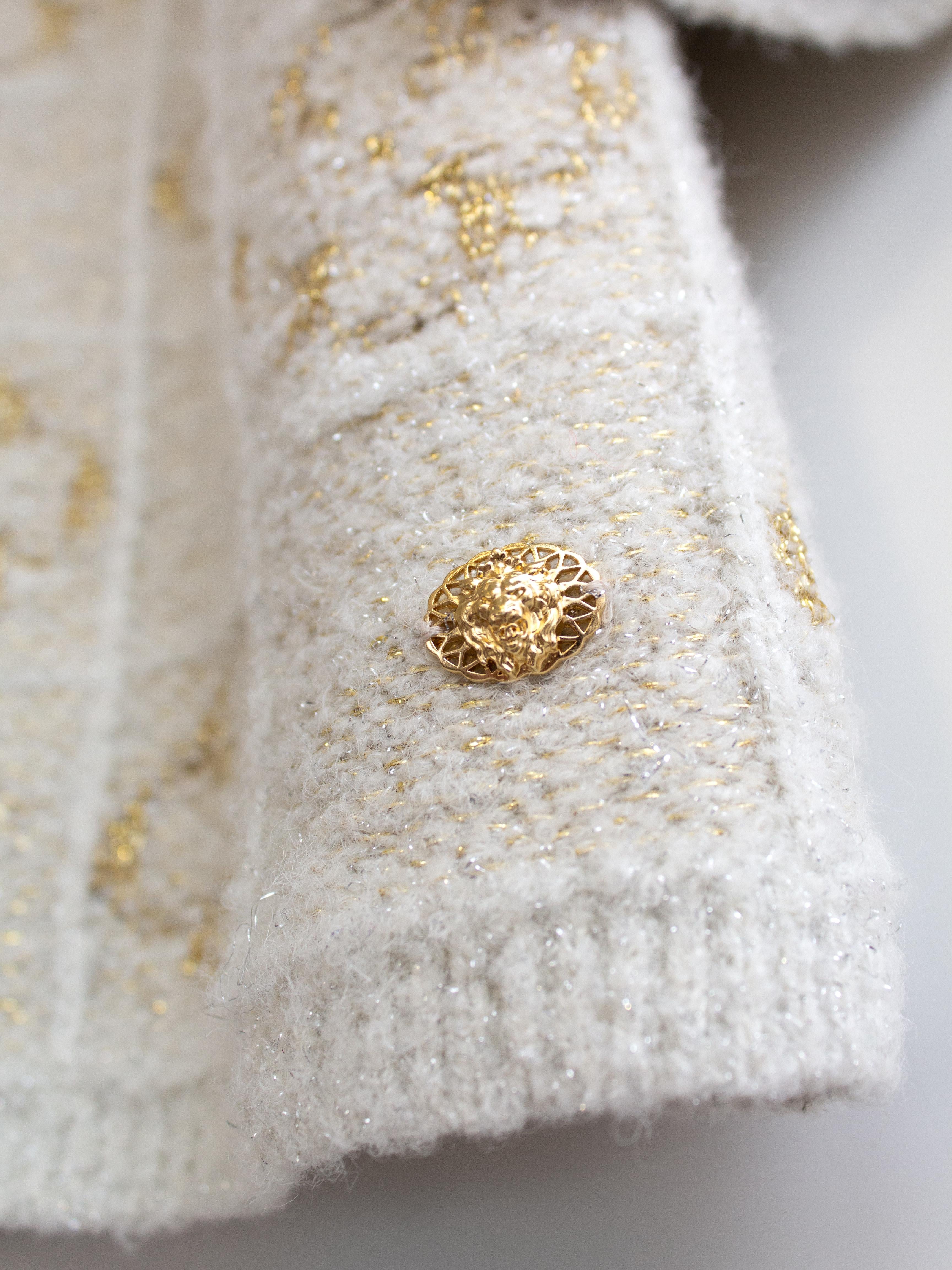 Chanel Pre-Fall 2017 Paris-Cosmopolite 17A Ritz Beige Gold Alhambra Sweater 4
