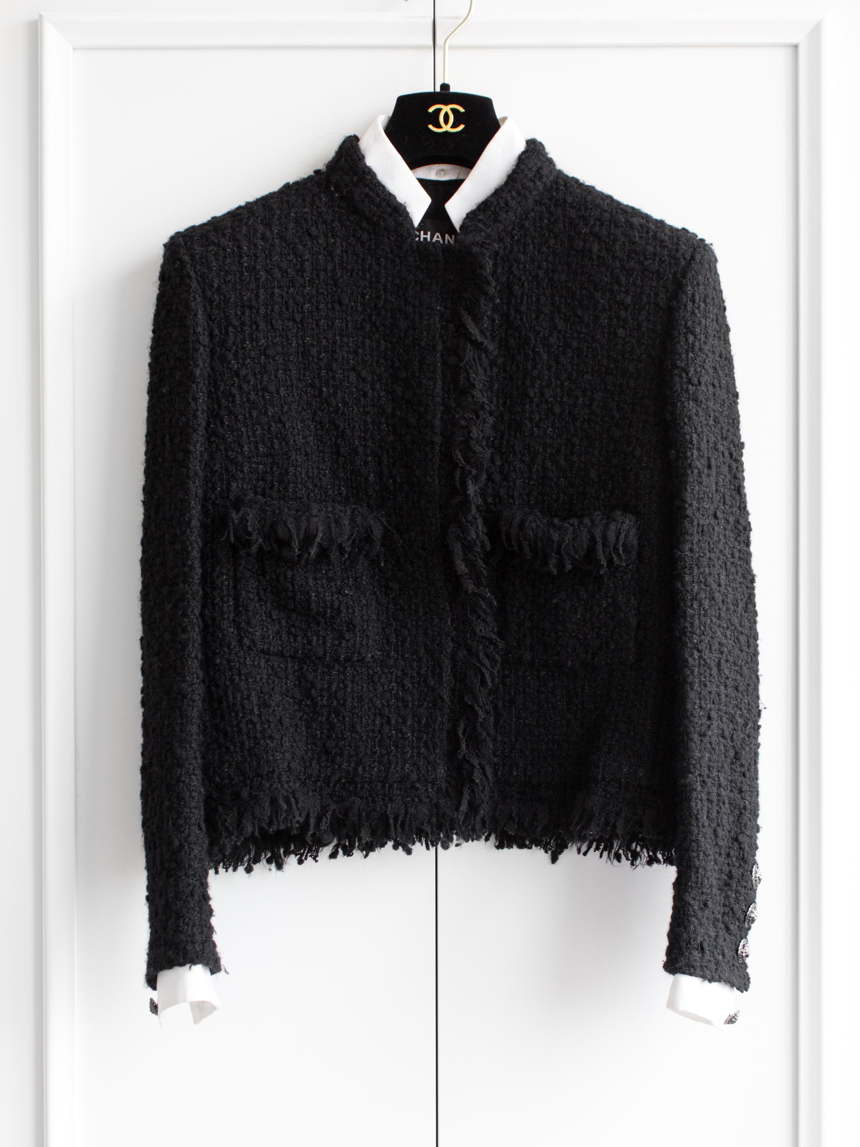 Chanel Pre-Fall 2017 Ritz Cosmopolite Black White Collar Boucle 17A LBJ Jacket In Good Condition In Jersey City, NJ
